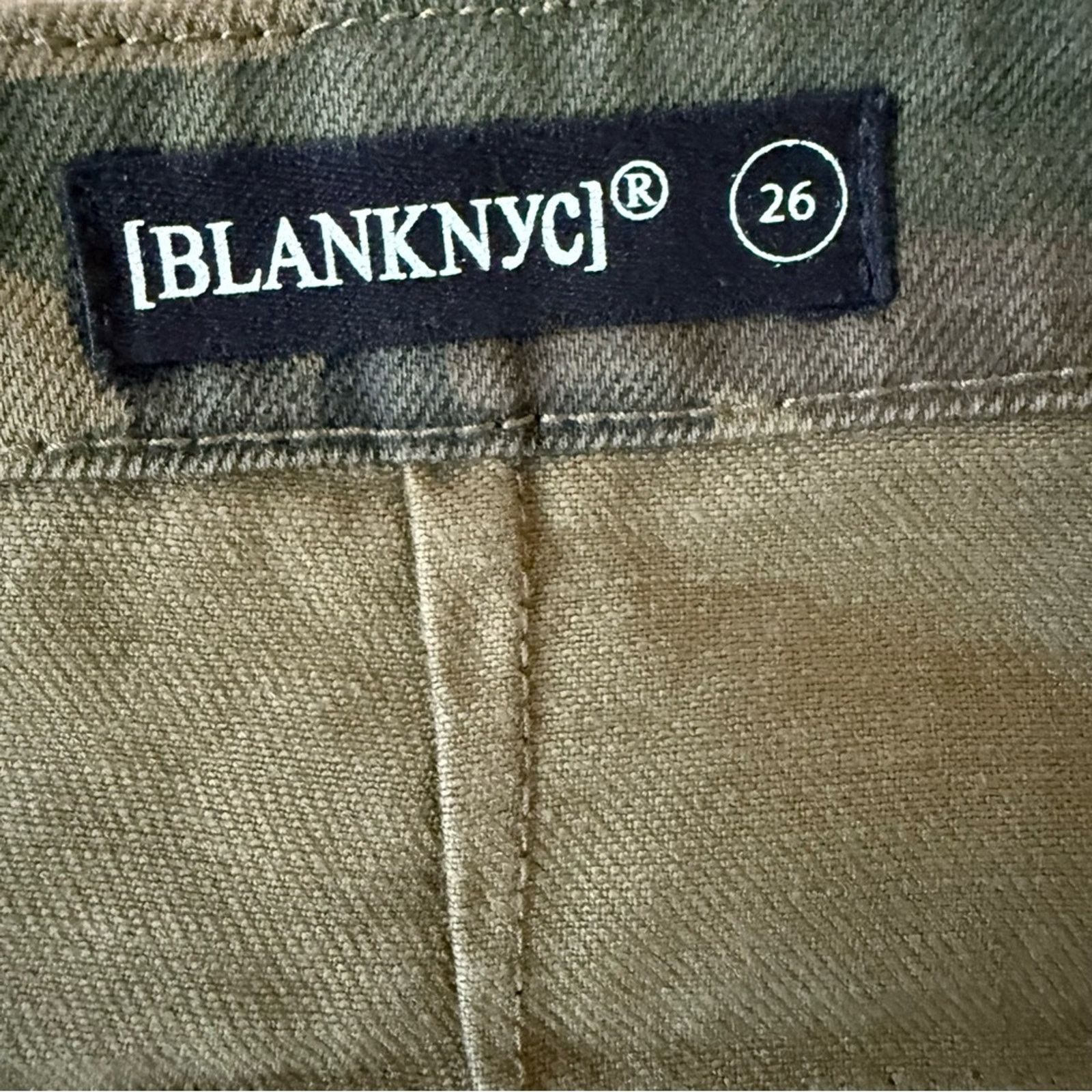 BLANKNYC Blank NYC Chain of Command Green Camo Print Denim Mini Skirt Size 26" / US 2 / IT 38 - 9 Thumbnail