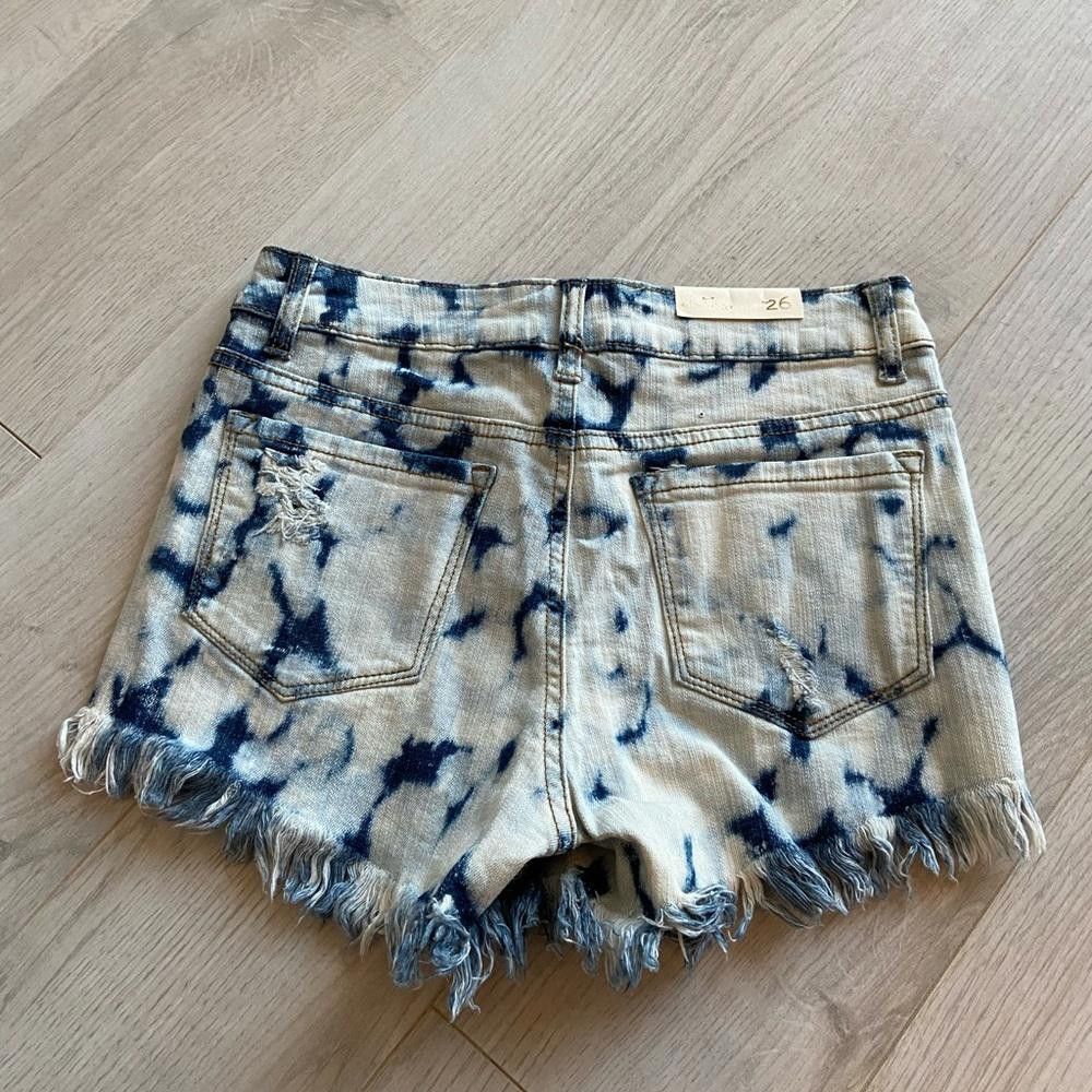 Designer Altar'd State Bleach Ripped High Rise Jean Shorts Size 26" / US 2 / IT 38 - 4 Thumbnail