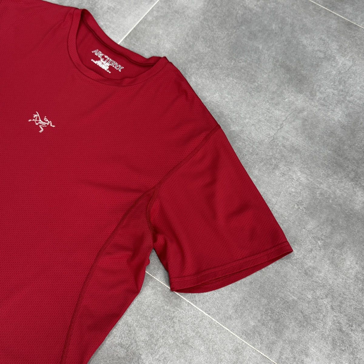 Arc'teryx Vintage Arc'teryx Arcteryx Reflective Logo Y2K Red T-Shirt Size US L / EU 52-54 / 3 - 6 Thumbnail