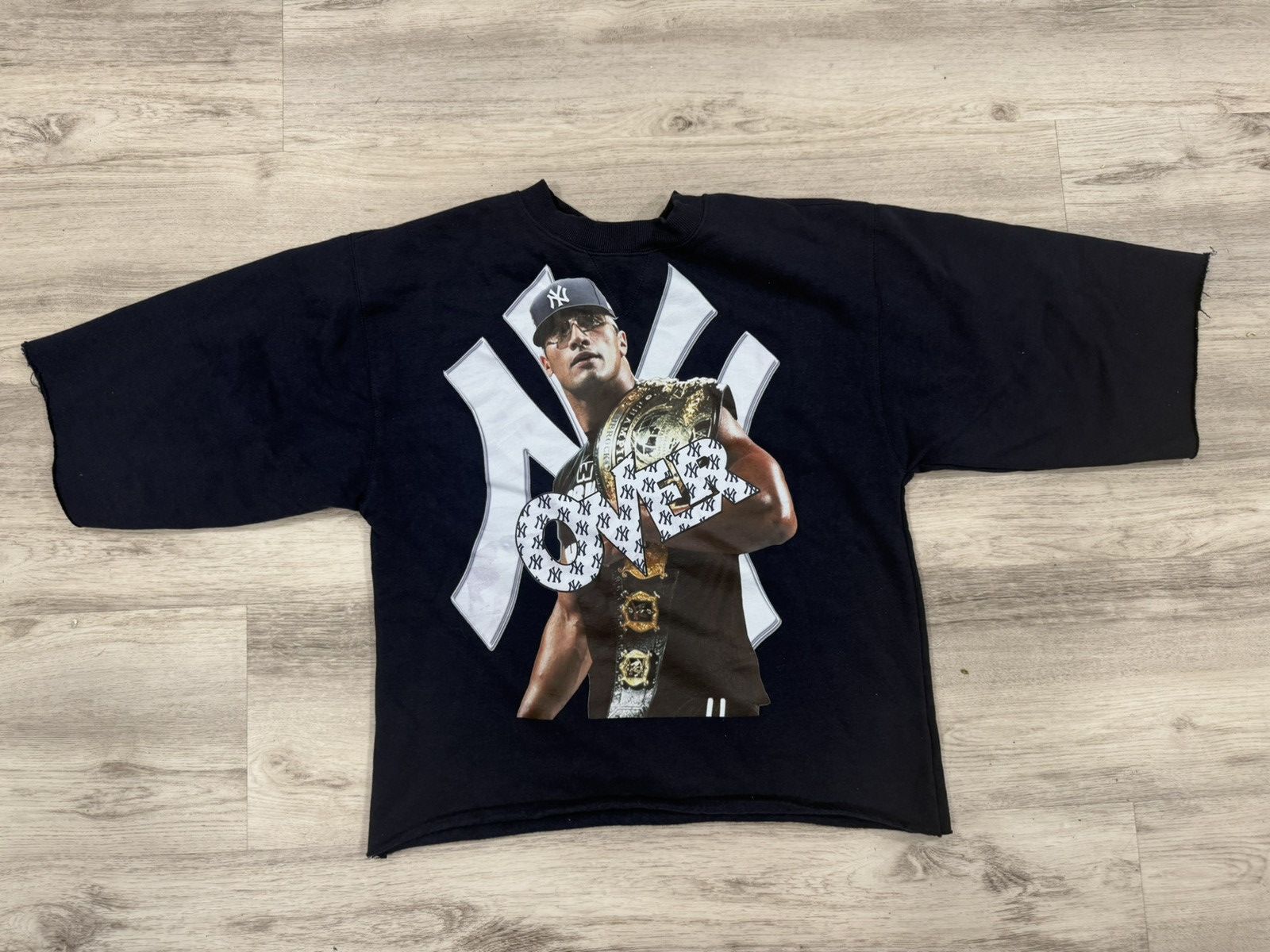 WWE Yankees/WWE The Rock cropped short sleeve sweatshirt Size US M / EU 48-50 / 2 - 1 Thumbnail