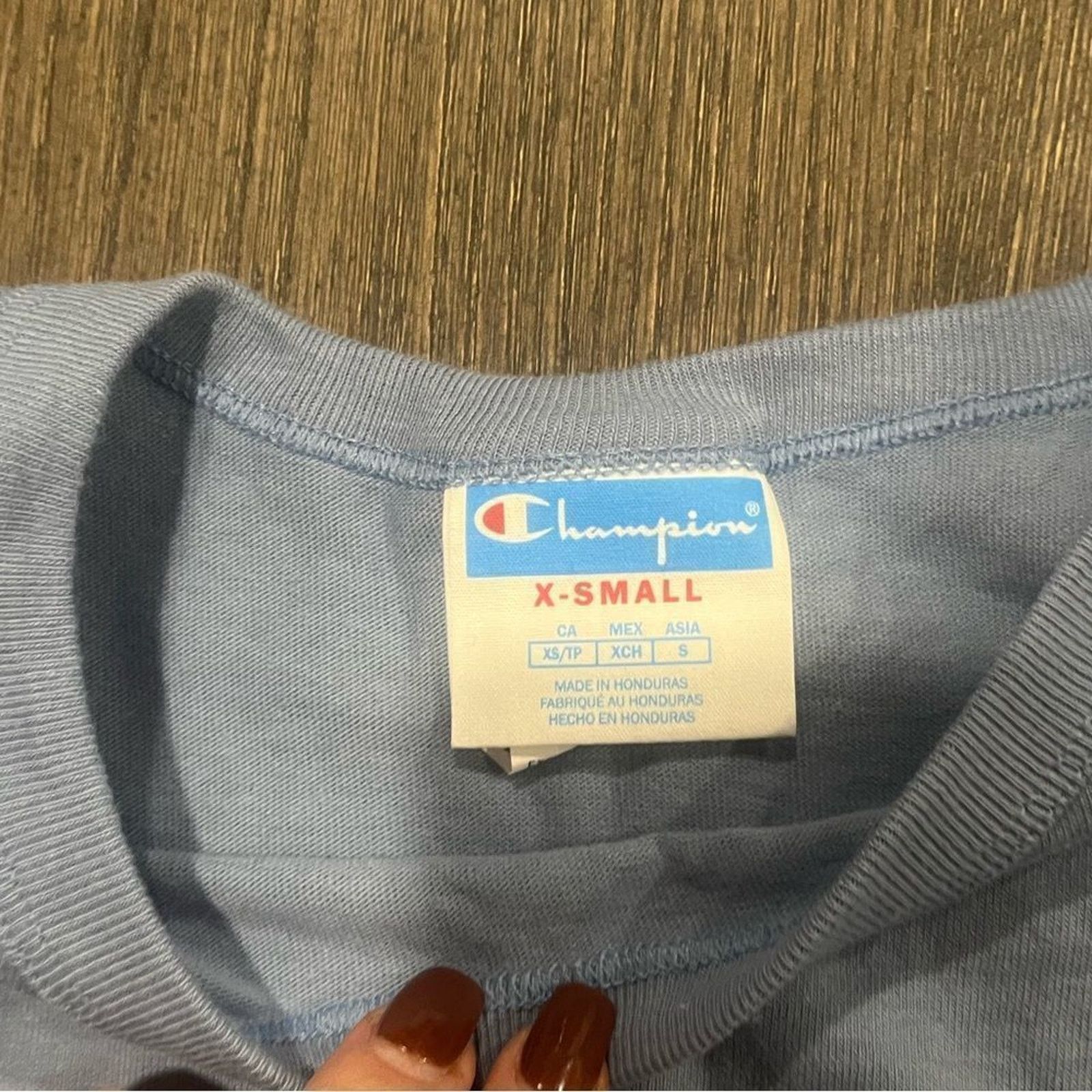 Champion NWT Champion Light Blue Graphic Crop Top - Size XS Size XS / US 0-2 / IT 36-38 - 4 Thumbnail