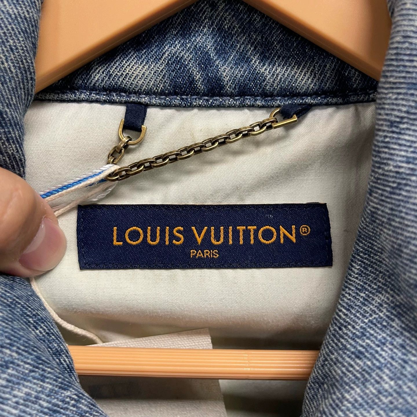 Louis Vuitton Louis Vuitton Embossed Logo Denim Short-Sleeve Shirt M Size US M / EU 48-50 / 2 - 3 Thumbnail