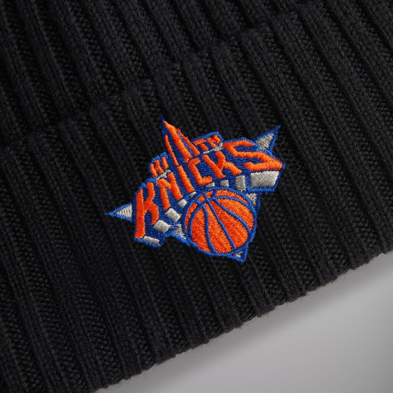 Kith × New Era Kith for the New York Knicks Midtown Logo Beanie in Black Size ONE SIZE - 3 Thumbnail