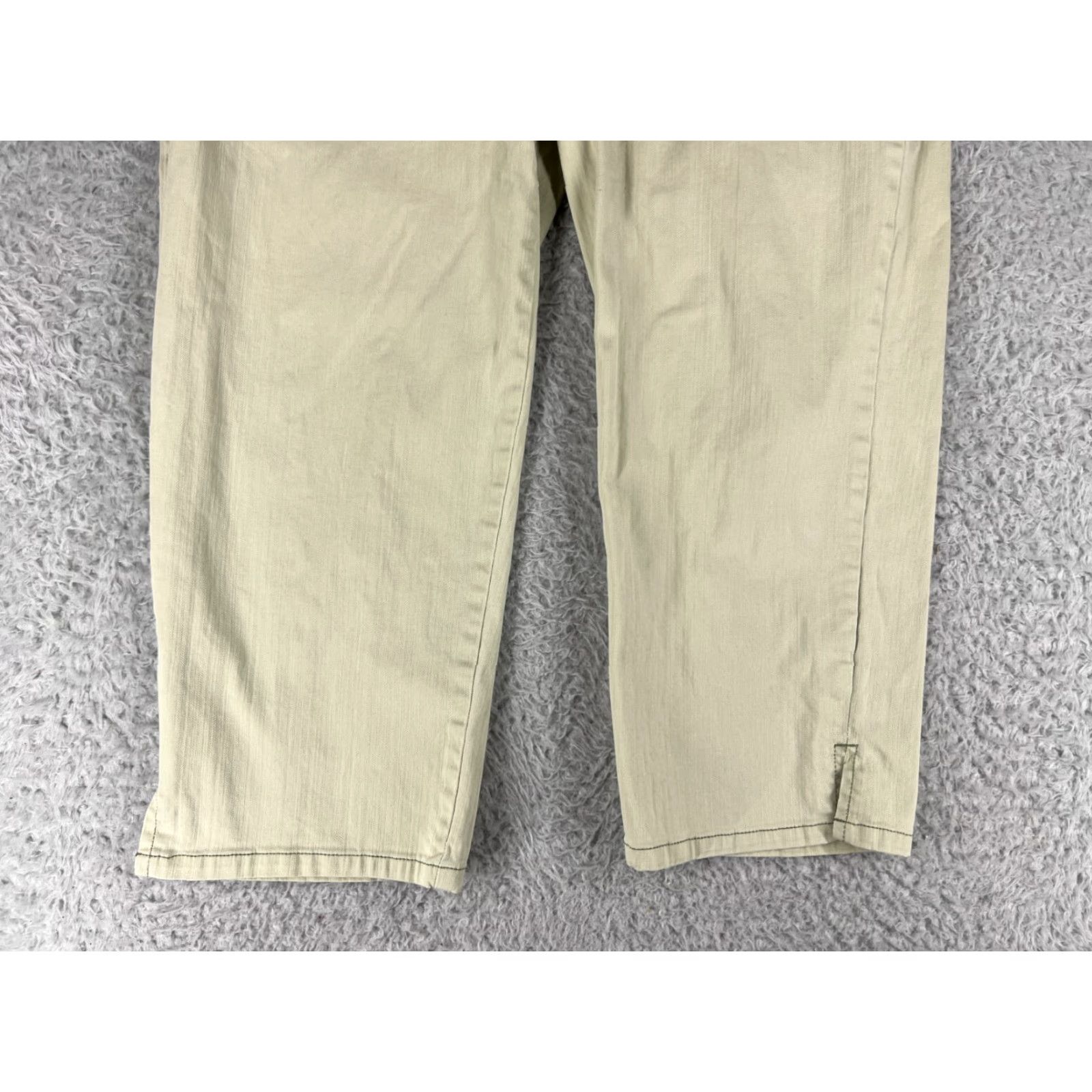 Gloria Vanderbilt Gloria Vanderbilt Capri Pants Women 10 Green Twill Stretch Cotton Blend Regular Rise 22 Inseam 7 In Belt Loops 5-Pocket Denim Jeans Womens Size 32" / US 10 / IT 46 - 3 Thumbnail
