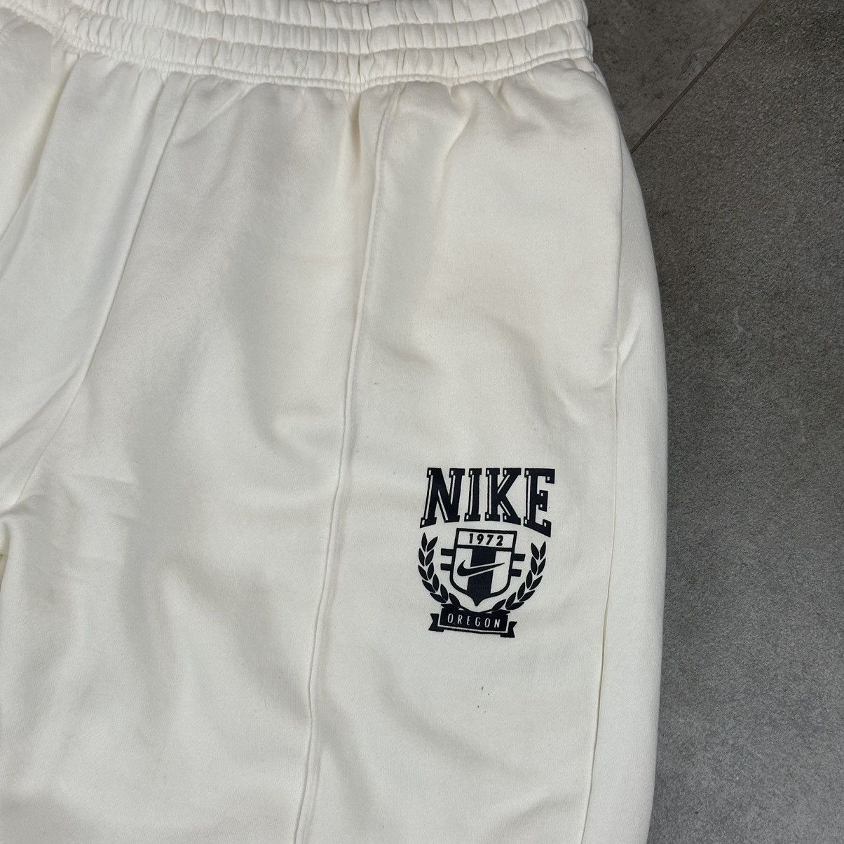 Nike Nike white jogger pants L oversized swoosh Size US 34 / EU 50 - 2 Thumbnail