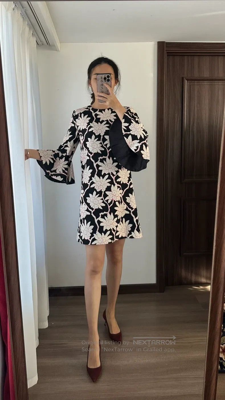 Valentino Valentino Flared sleeve dress Size M / US 6-8 / IT 42-44 - 2 Thumbnail