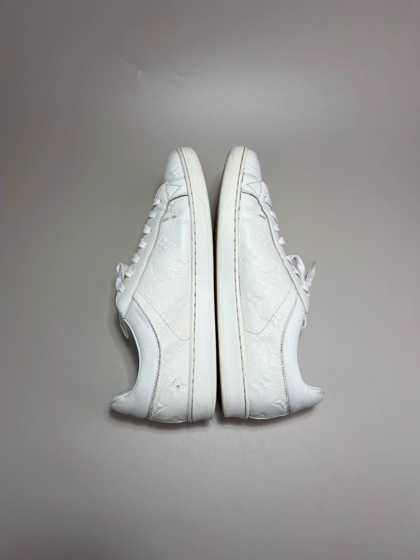 Louis Vuitton LOUIS VUITTON LV White Embossed Full Logo Low-Top Sneakers Size US 9 / EU 42 - 4 Thumbnail