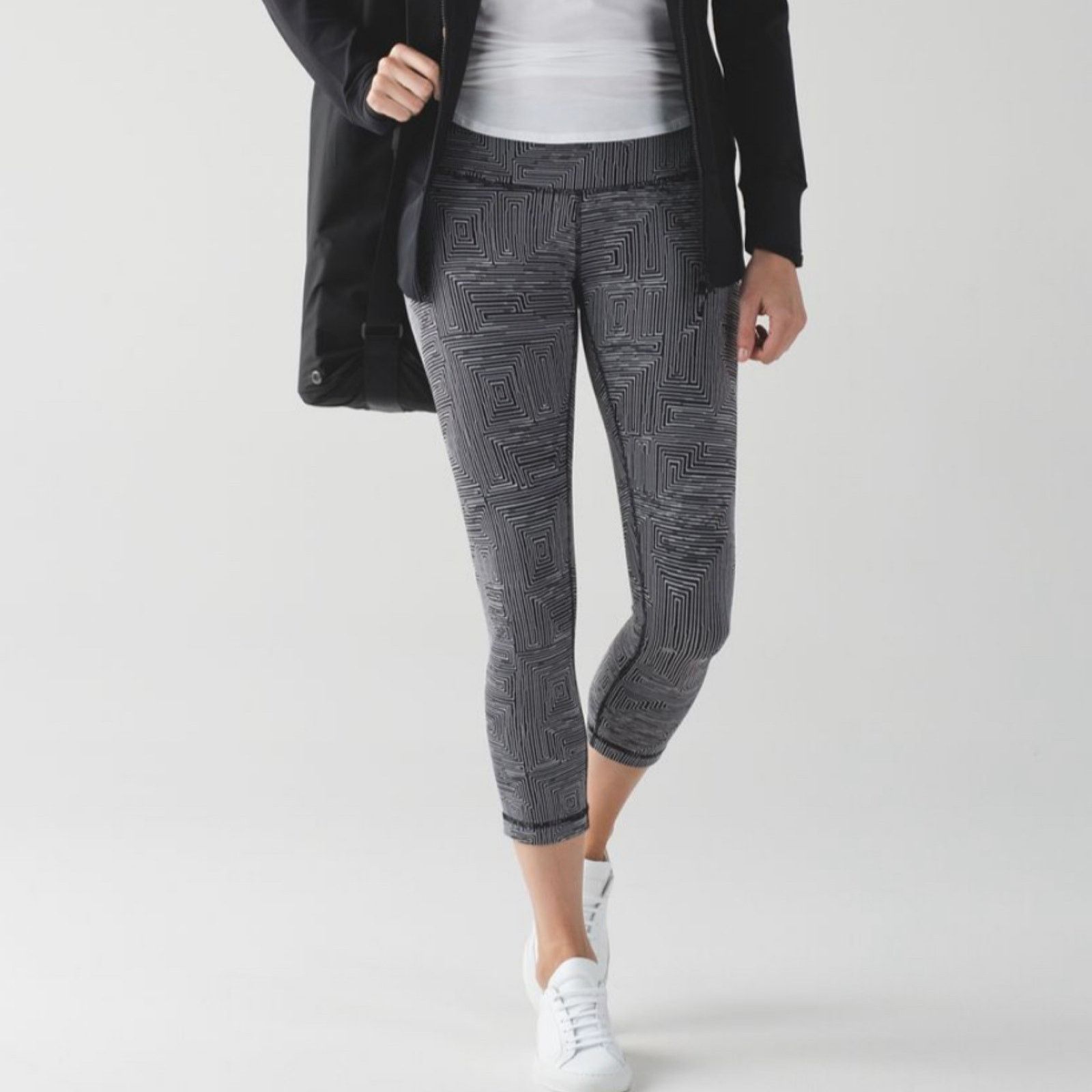 Lululemon Lululemon Wunder Under Crops Maze Jacquard Size 25" / US 0 / IT 36 - 1 Thumbnail
