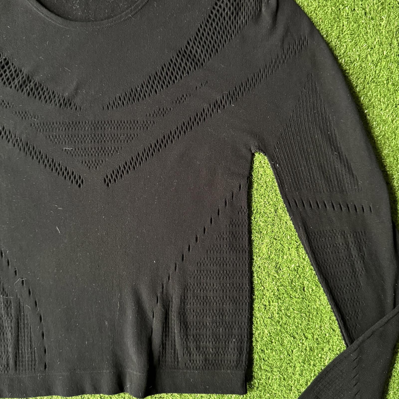 Designer Black work out waist length long sleeve Size ONE SIZE - 2 Thumbnail