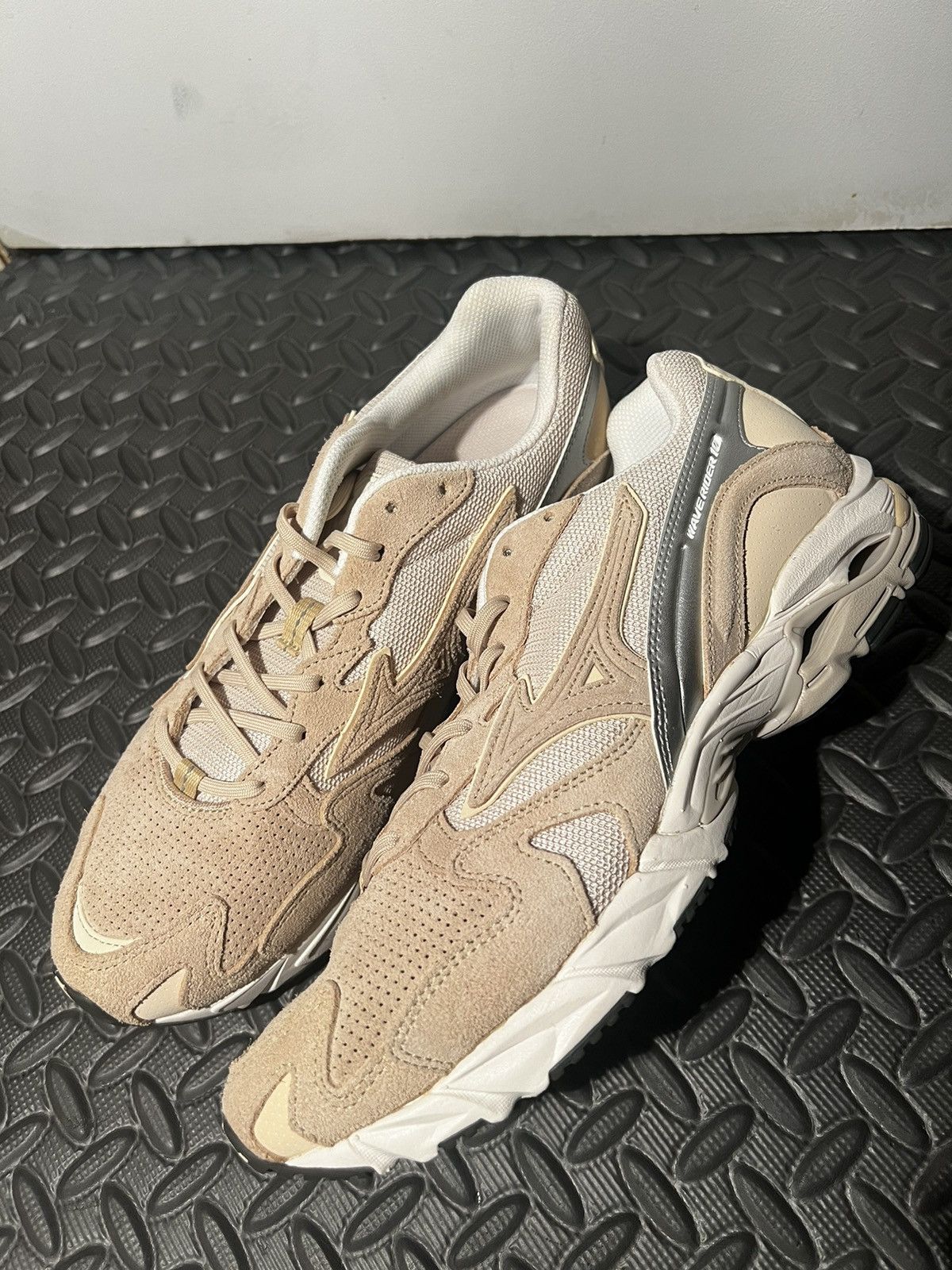 Mizuno NEW Mizuno Wave Rider 10 Premium size 10 Beige Suede shoes Size US 10 / EU 43 - 3 Thumbnail