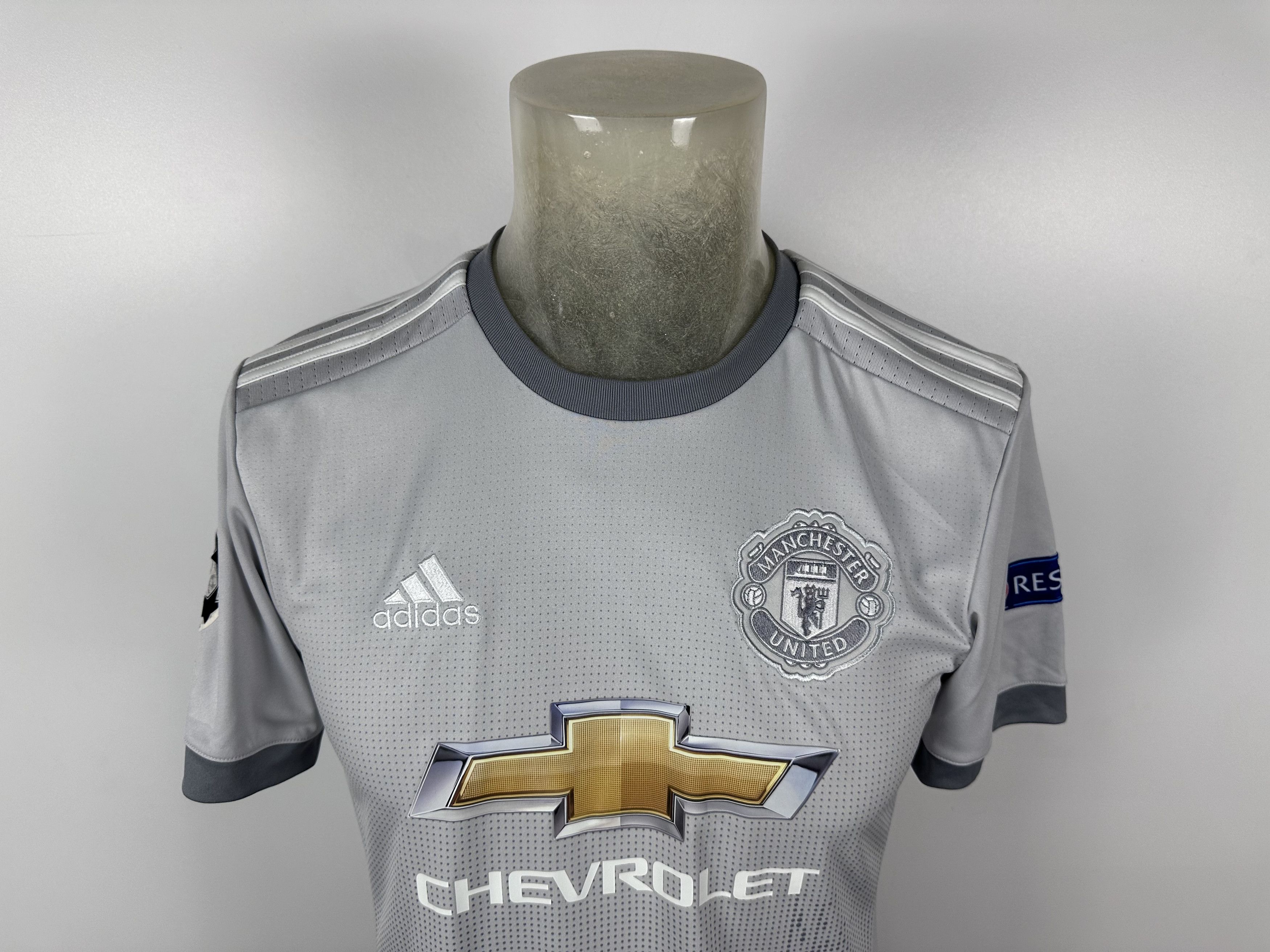 Adidas × Vintage MANCHESTER UNITED 2017 18 THIRD FOOTBALL SHIRT SOCCER JERSEY Size US S / EU 44-46 / 1 - 4 Thumbnail