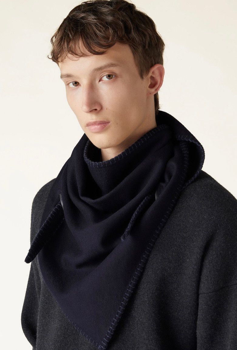 Loro Piana o1srvl11e0325 FAN8913 Size: OS / Triangular Silk Scarf Size ONE SIZE - 1 Preview