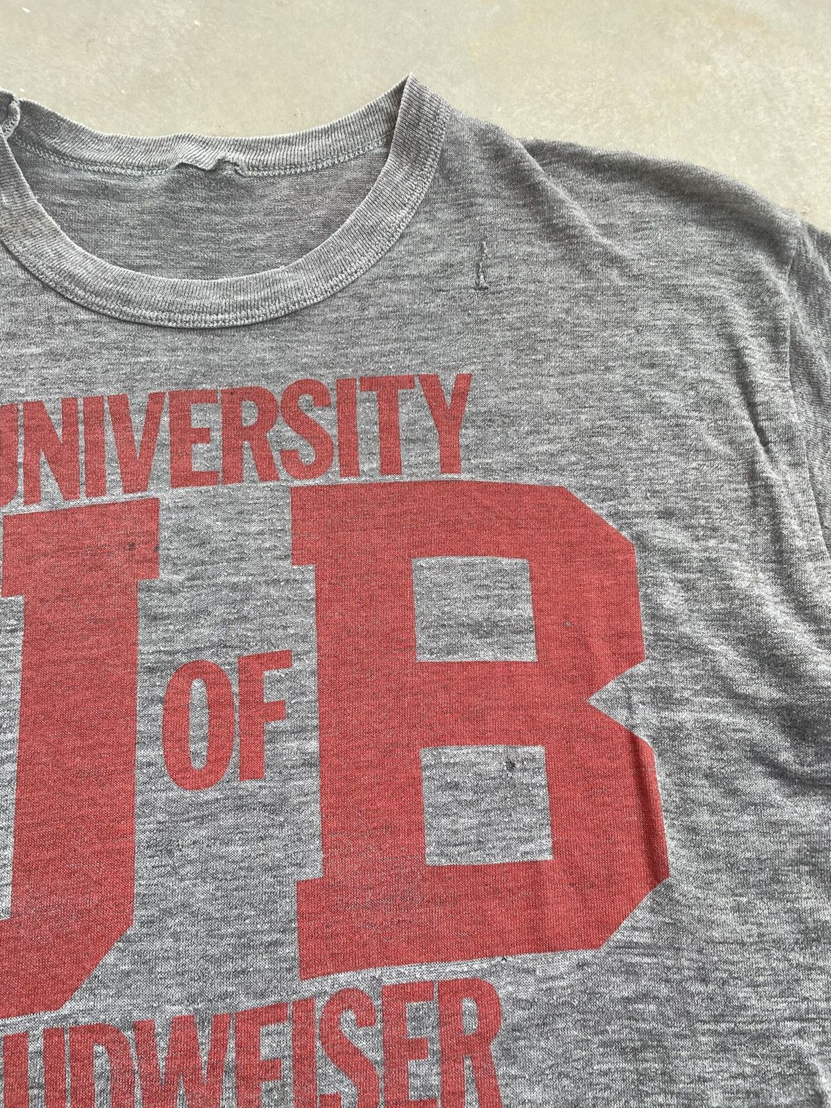 Budweiser VINTAGE UNIVERSITY OF BUDWEISER PAPERTHIN DISTRESSED TEE Size US XL / EU 56 / 4 - 4 Thumbnail