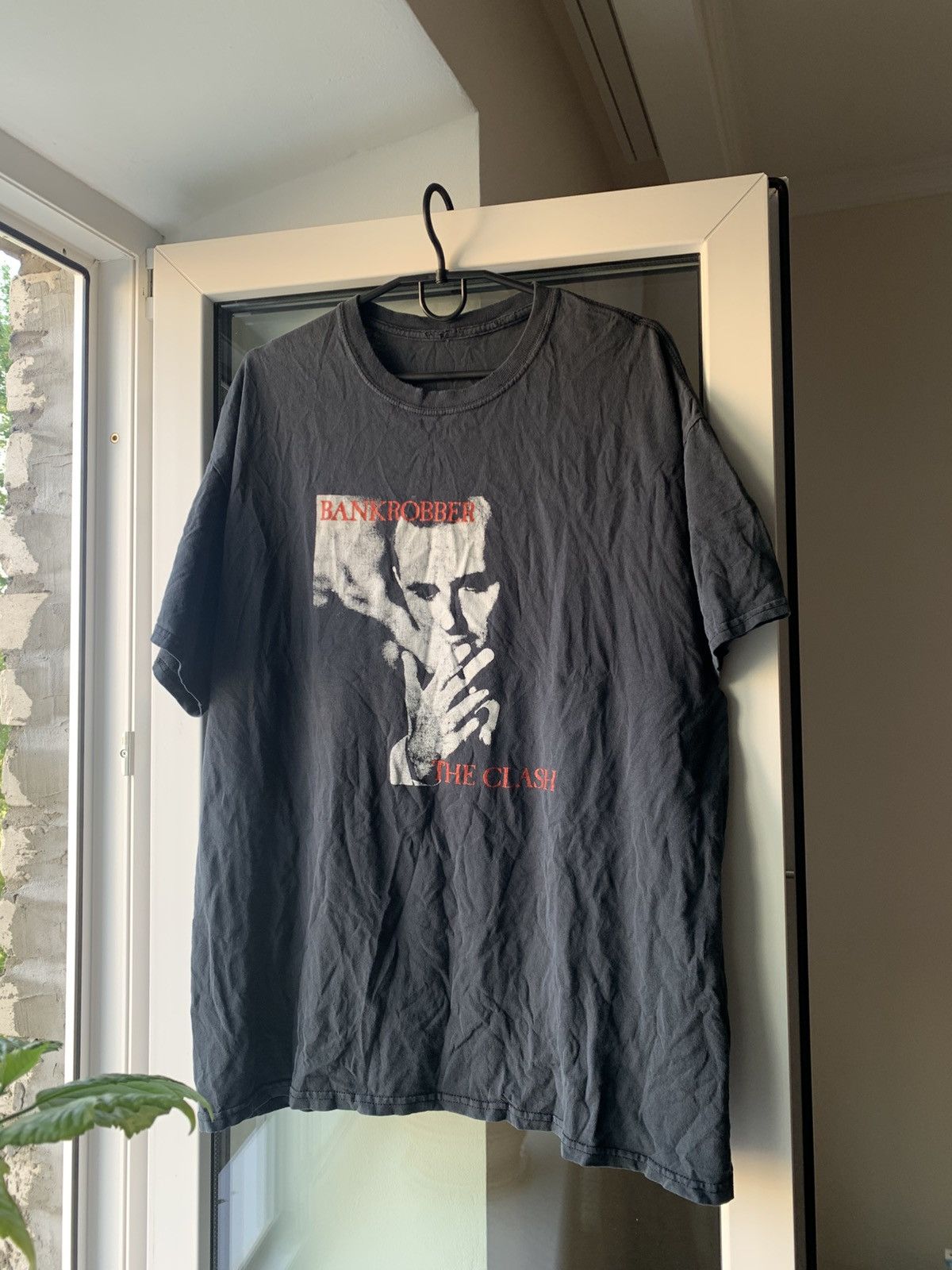 Band Tees 🔥THE CLASH 00’s BANKROBBER VINTAGE T-SHIRT Y2KTEE Size US L / EU 52-54 / 3 - 4 Thumbnail