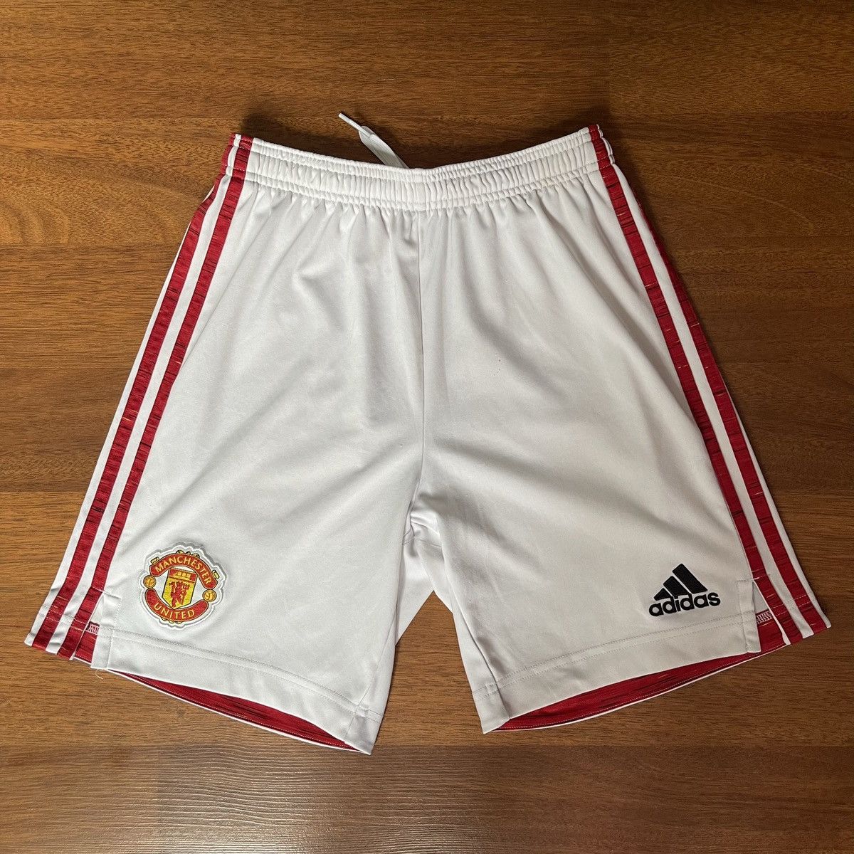 Adidas × Vintage YOUTH SIZE MAN UNITED ADIDAS 2020/2021 FOOTBALL HOME SHORTS Size US 26 / EU 42 - 1 Thumbnail