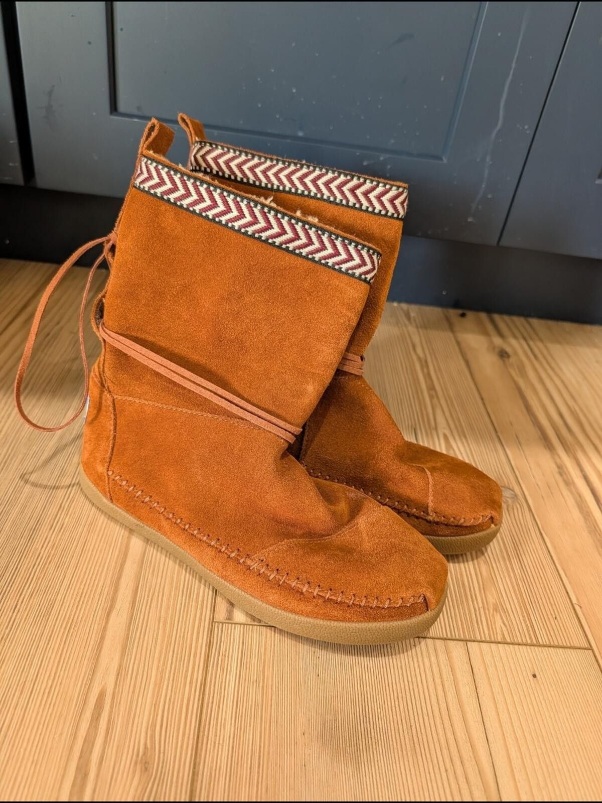 Toms Toms Suede Moccasin Boots in Rust Orange with Trim Size US 7.5 / IT 37.5 - 6 Thumbnail