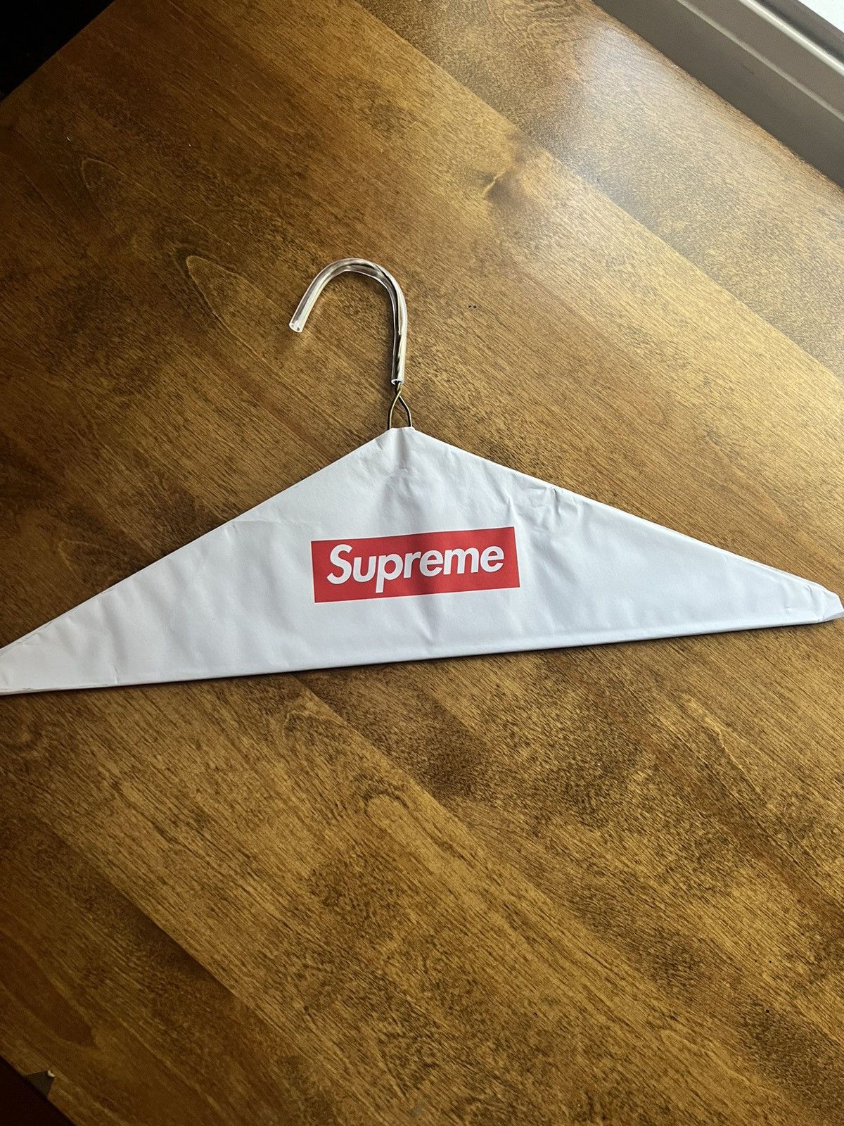 Supreme × Vintage Supreme Box Logo Hanger FW24 Size ONE SIZE - 1 Thumbnail