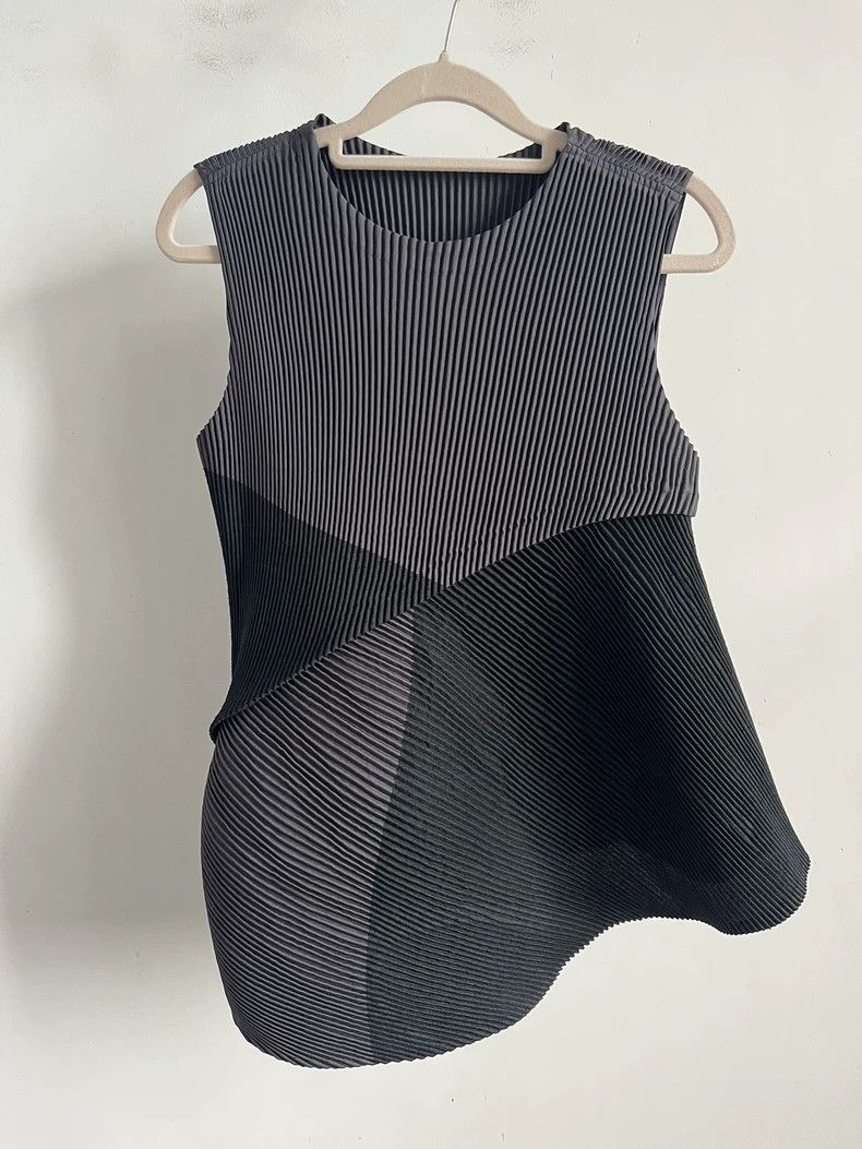 Issey Miyake Issey Miyake size:2 Grey pleated vest Size S / US 4 / IT 40 - 1 Thumbnail