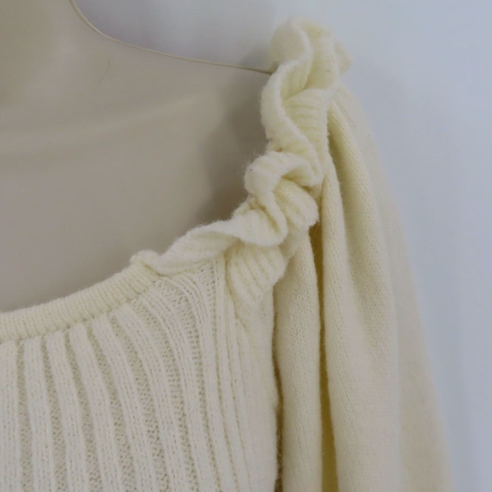 Vintage Lucca Women Small Cream Knit Off The Shoulder Ruffle Pullover Sweater Shirt Top Size S / US 4 / IT 40 - 4 Thumbnail