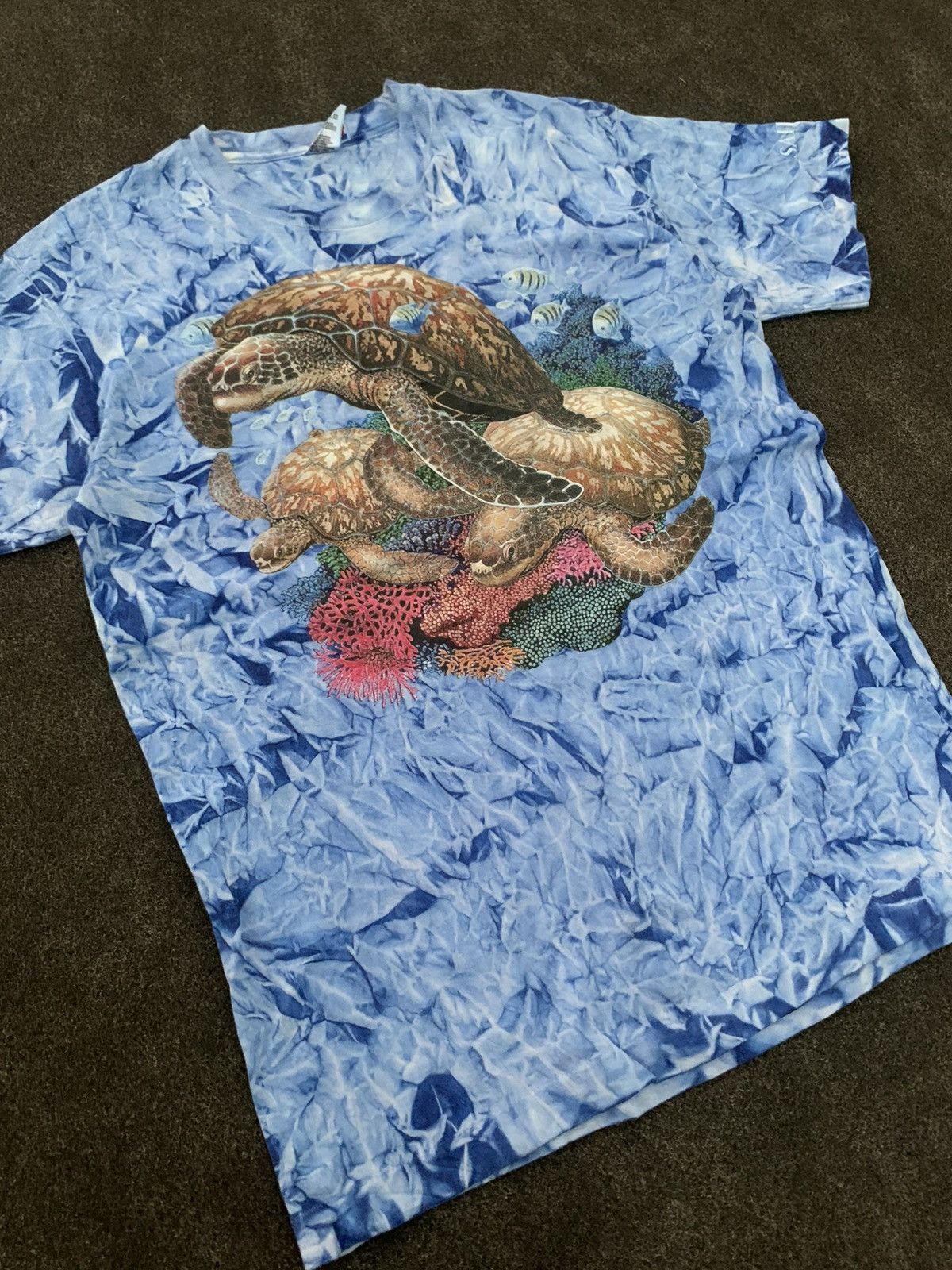 Fruit Of The Loom VINTAGE 90s Sea Turtle & Coral Reef Blue Crinkle Tie-Dye Tee Size US M / EU 48-50 / 2 - 3 Thumbnail