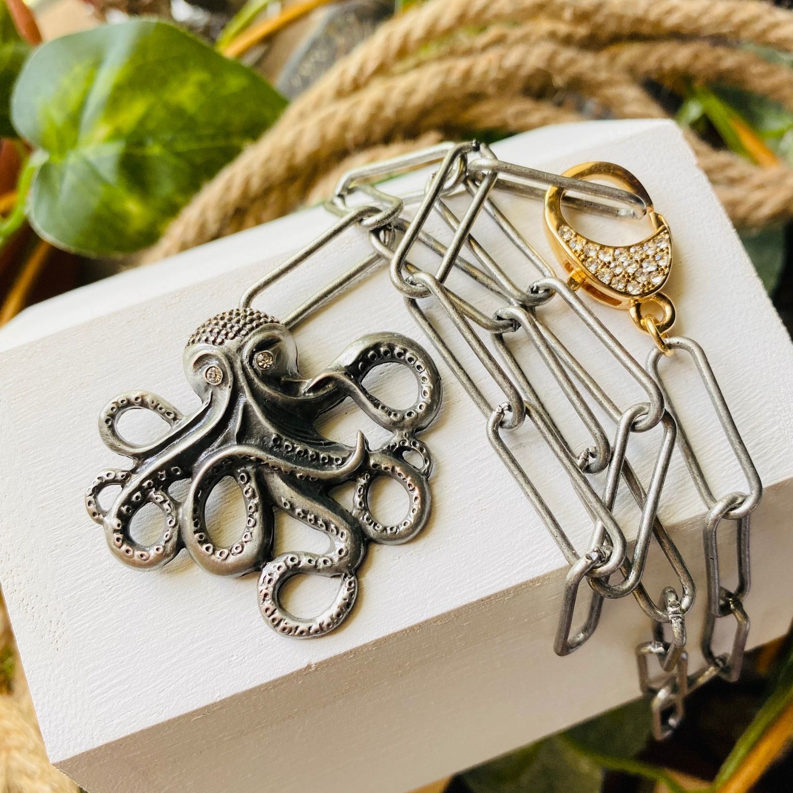 The Unbranded Brand Octopus Paperclip Chain Necklace Rhinestone Clasp Size ONE SIZE - 1 Thumbnail