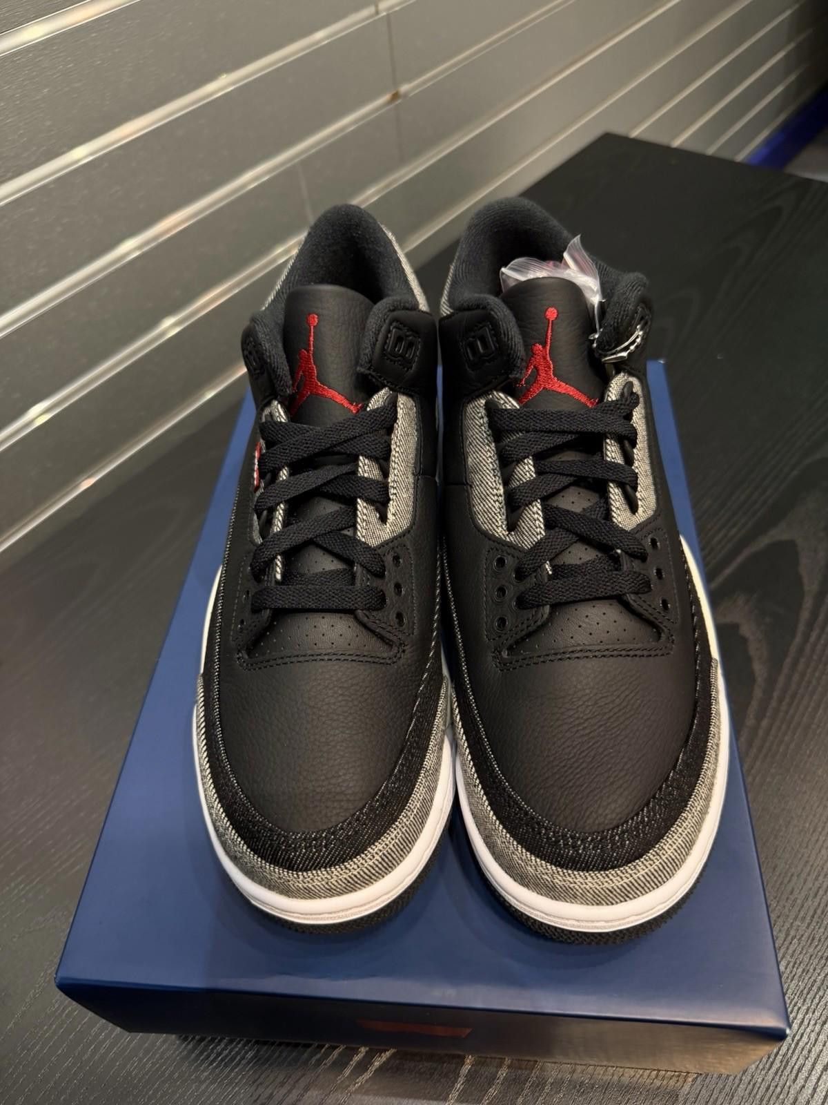 Jordan Brand Nike Air Jordan 3 Retro Levi’s Black IR0914-400 Men’s (9) Size US 9 / EU 42 - 7 Thumbnail