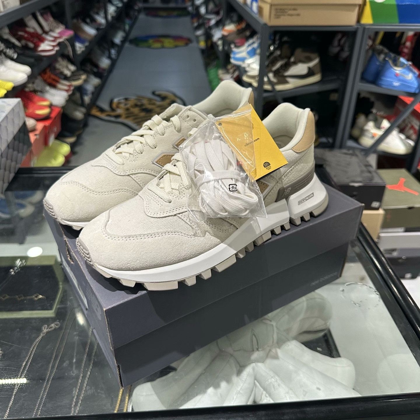 New Balance New Balance White Lowtop Sneakers 11 Men Size US 11 / EU 44 - 1 Thumbnail
