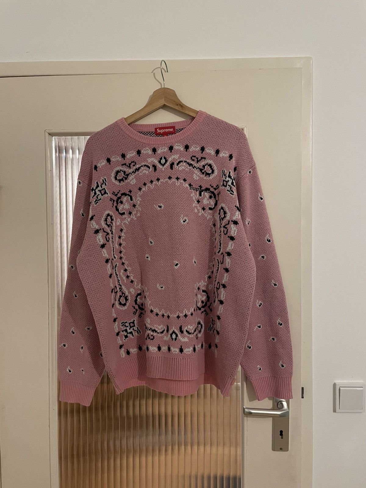 Supreme Supreme pink bandanna sweater Size US XL / EU 56 / 4 - 1 Thumbnail