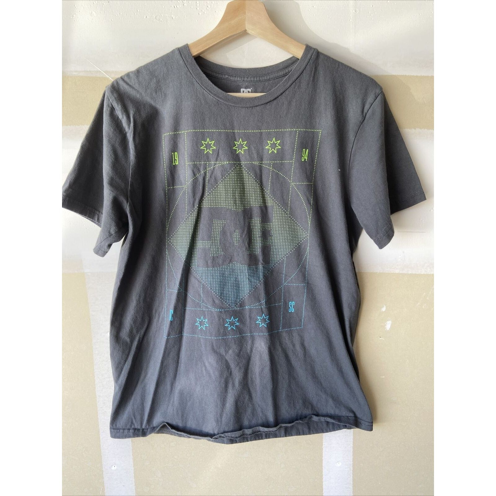 DC DC LOGO GRAPHIC PRINT MODERN Gray T-SHIRT SIZE MEDIUM Size US M / EU 48-50 / 2 - 1 Thumbnail