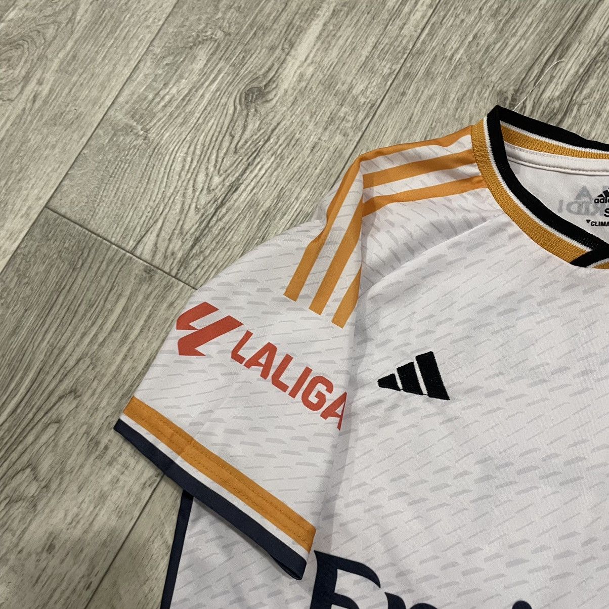 Adidas REAL MADRID FLY EMIRATES BELLINGHAM FOOTBALL SOCCER JERSEY Size US S / EU 44-46 / 1 - 4 Thumbnail