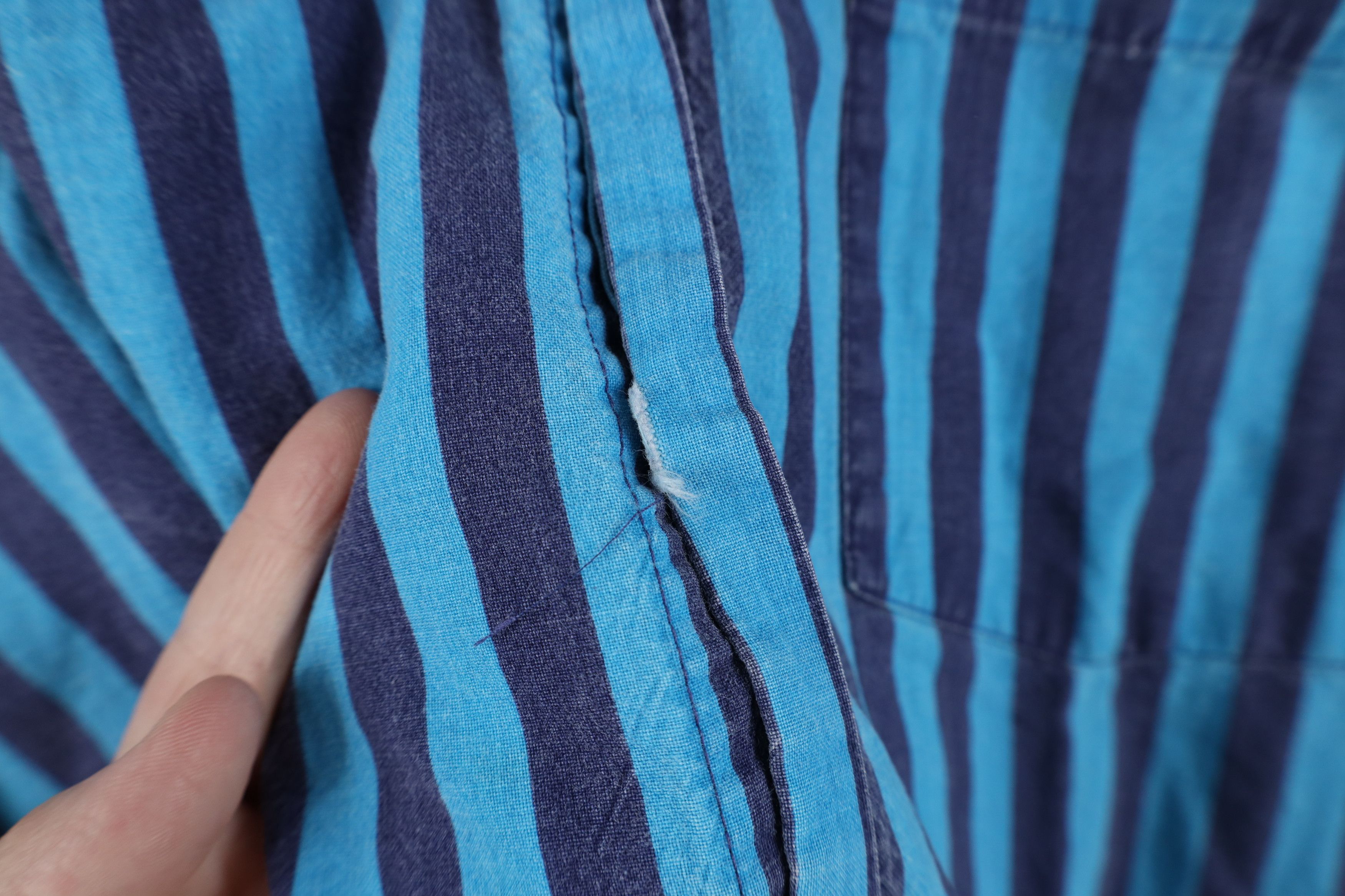 Vintage Vintage 90s Streetwear Fit Striped Collared Button Shirt USA Size US XL / EU 56 / 4 - 5 Thumbnail