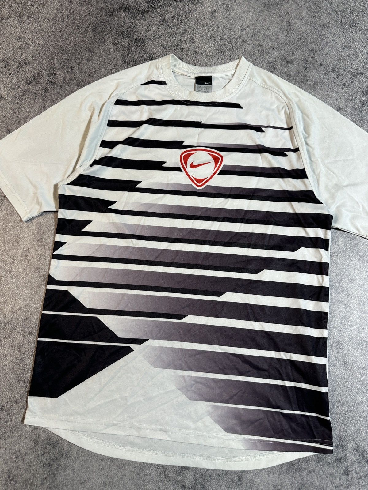 Nike × Vintage Y2k vintage Big Logo Nike t-shirt Streetwear style rare M Us Size US M / EU 48-50 / 2 - 3 Thumbnail