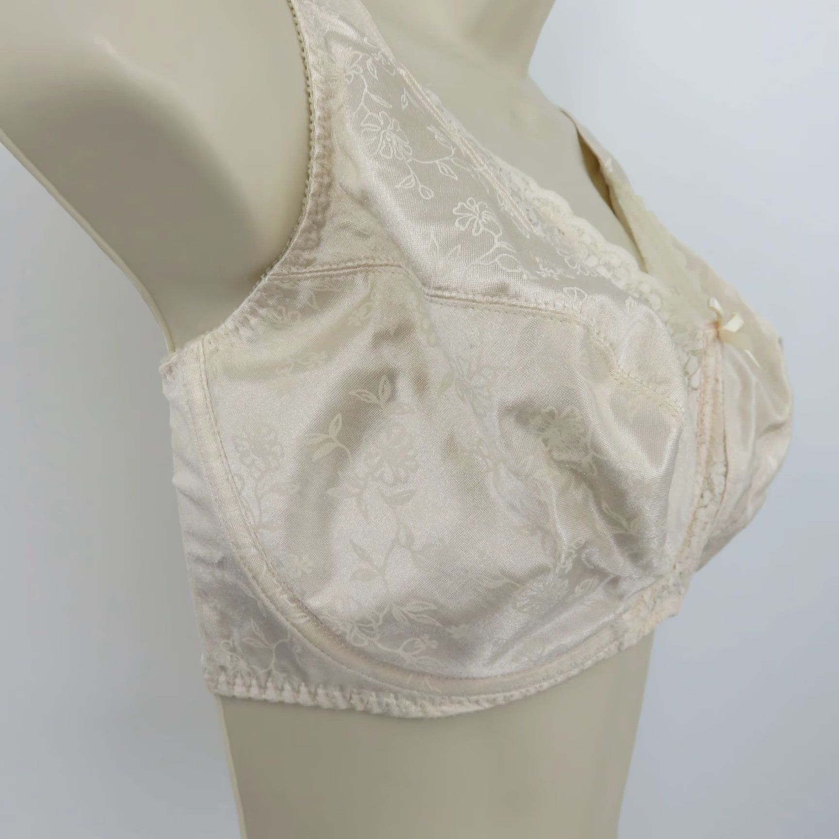 Vintage **Playtex 40DD Cream Floral Underwire Lift Support Bra** User: Playtex 40DD Cream Floral Underwire Lift Support Bra Size ONE SIZE - 3 Thumbnail