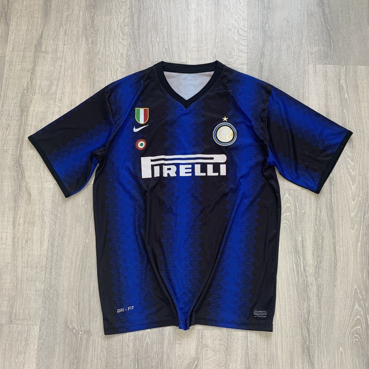 激安正規  Nike NIKE JERSEY RETRO STIPED SNEIJDER #10 PIRELLI INTER ウェア