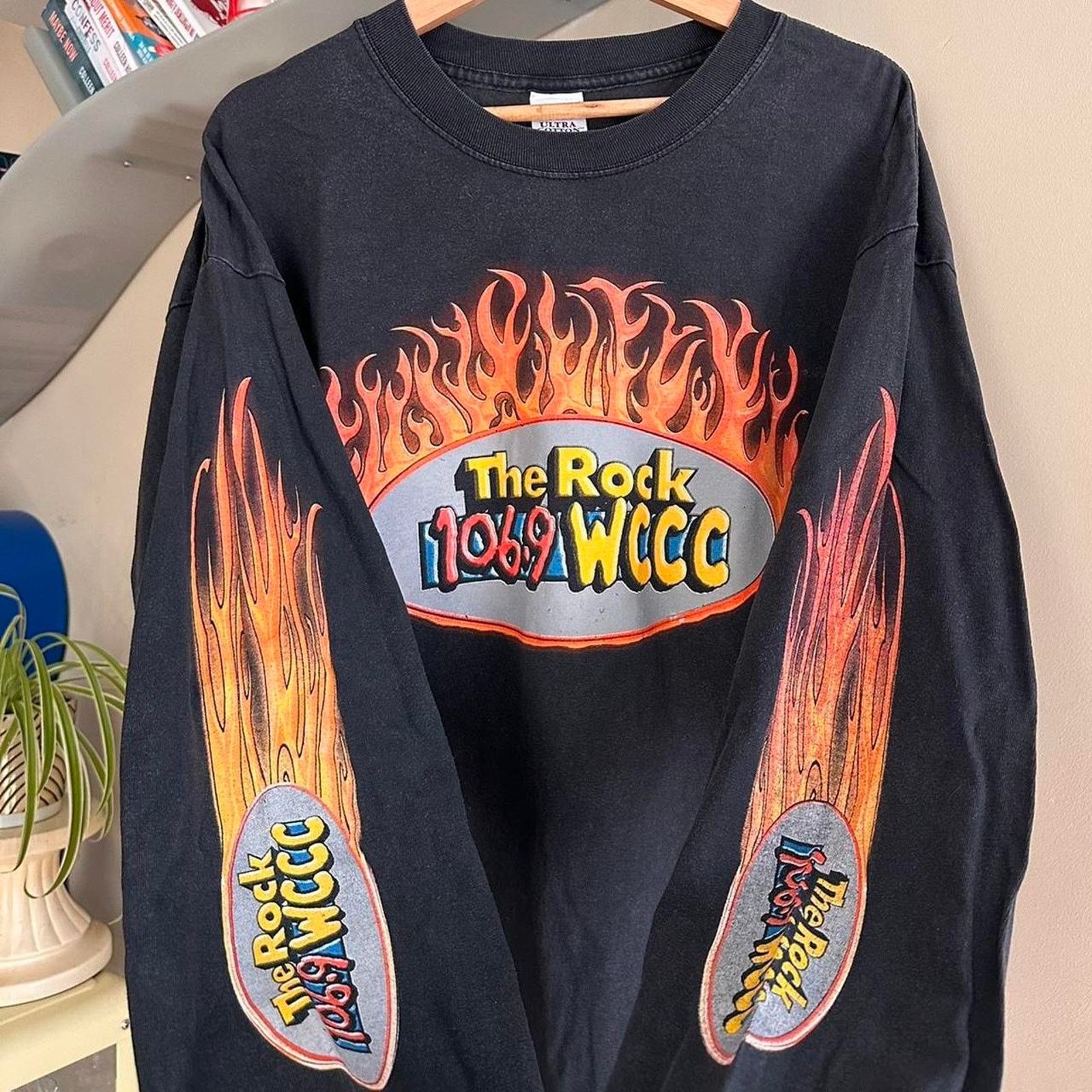 Gildan × Vintage Vintage The Rock 106.9 WCCC Music Flames Shirt Size US XL / EU 56 / 4 - 2 Thumbnail