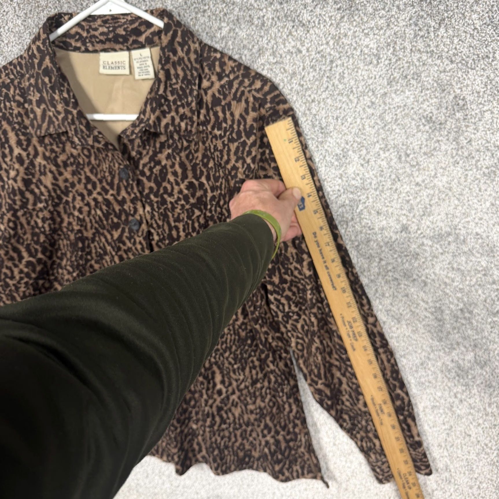 Vintage VINTAGE Classic Elements Leopard Button-Up Blouse L Womens Brown Tan Leopard Print Casual Fall 97% Polyester 3% Spandex Long Sleeve Collared Shirt Size L / US 10 / IT 46 - 3 Thumbnail