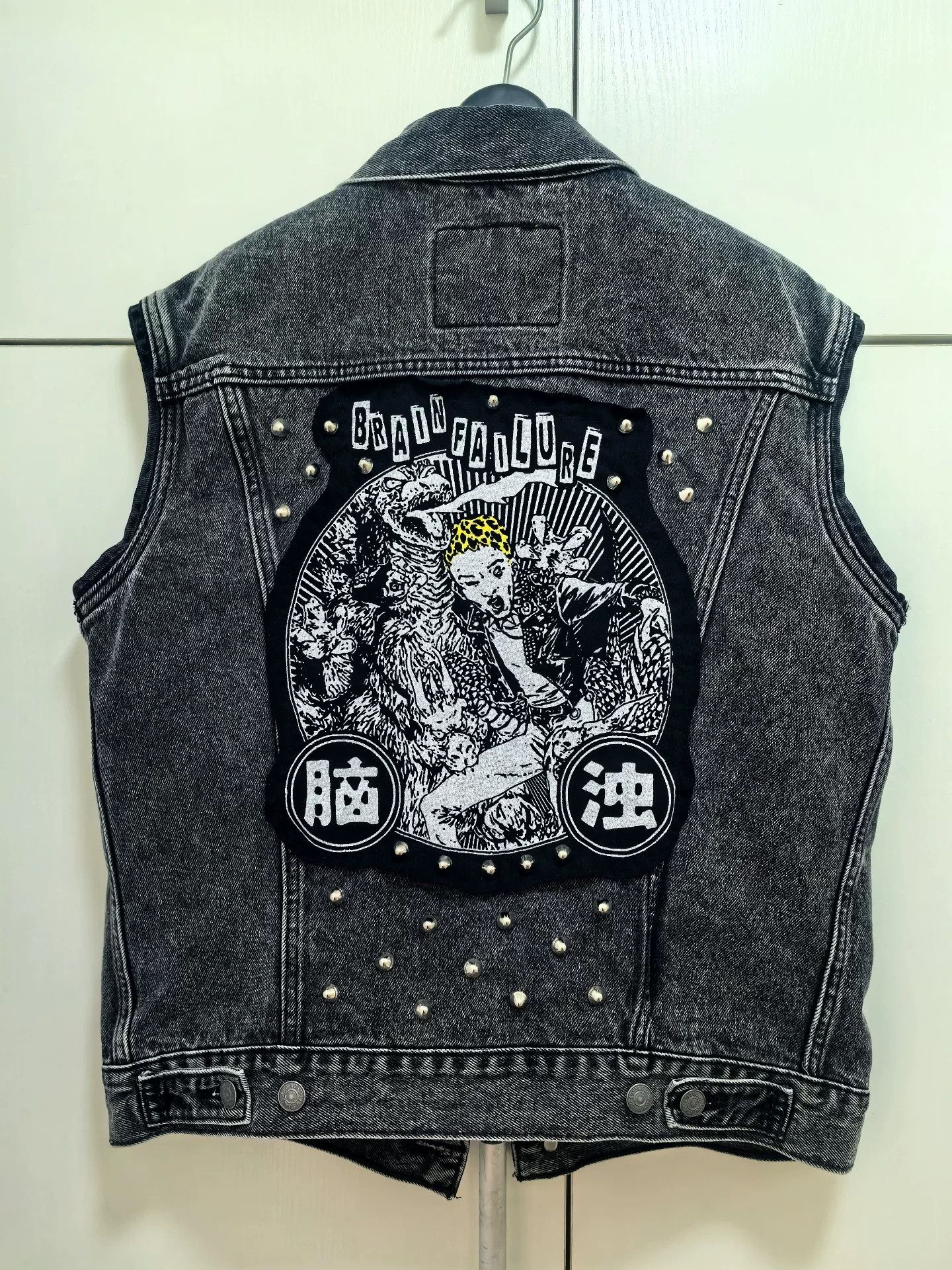 Levi's Punk Levis Denim Jacket Rivets Patches Badges Size US S / EU 44-46 / 1 - 1 Thumbnail