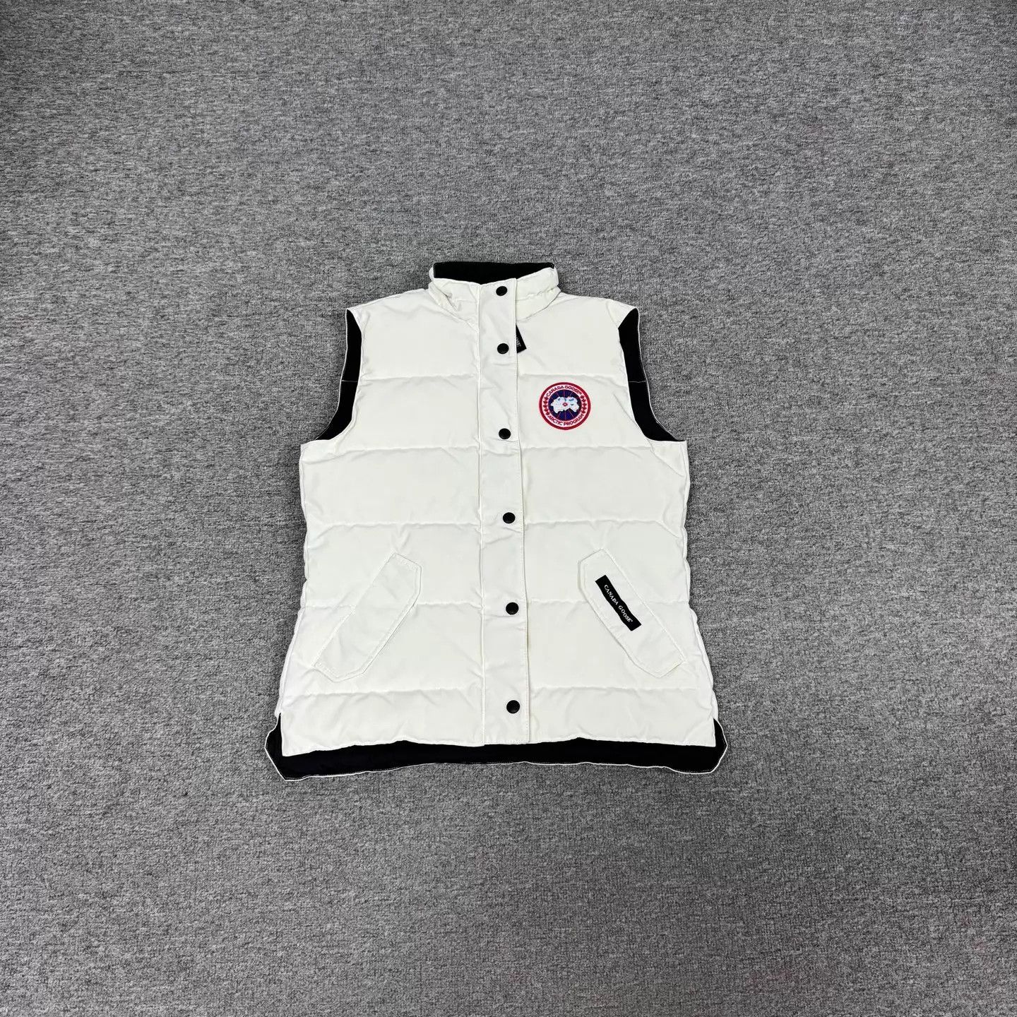 Canada Goose Canada Goose white logo down vest M 99new Size M / US 6-8 / IT 42-44 - 1 Thumbnail