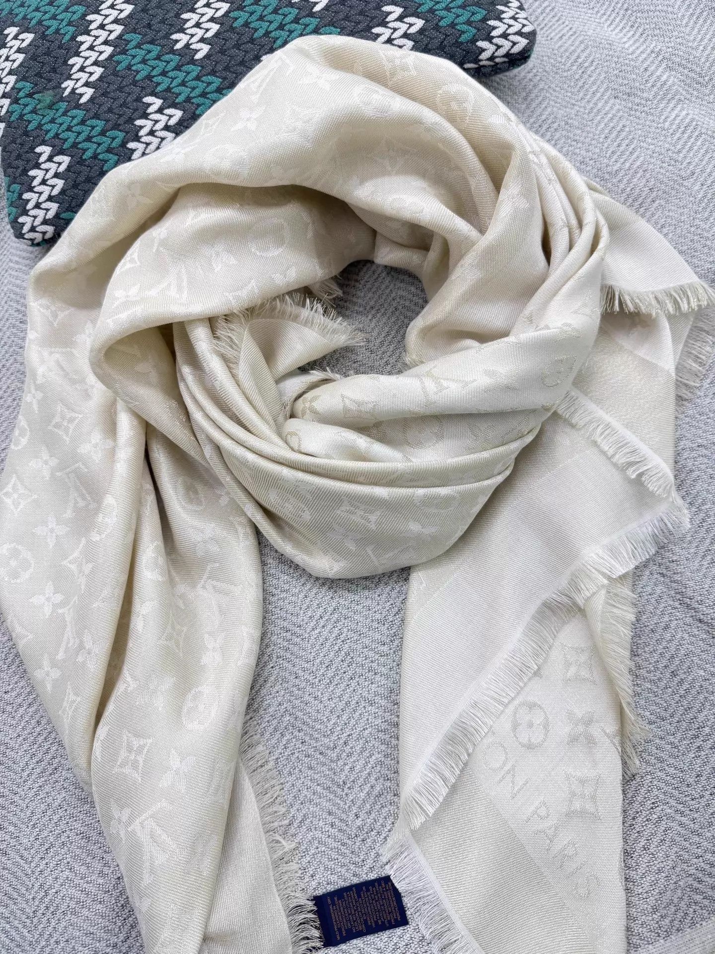 Louis Vuitton Louis Vuitton White Monogram Large Scarf New Size ONE SIZE - 3 Thumbnail