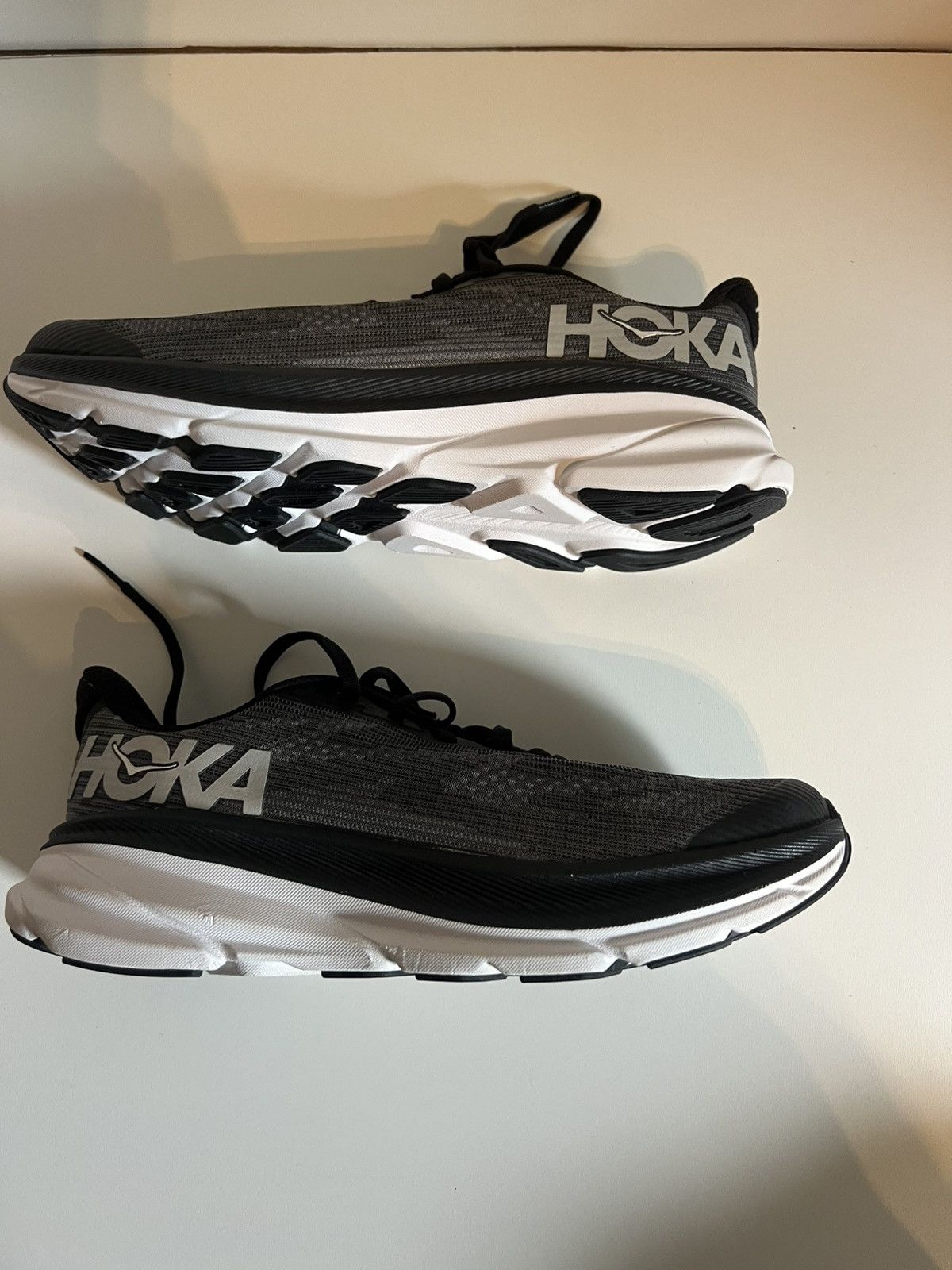 Hoka Size 5y - Hoka One One Clifton 9 Black White GS Size US 5 / EU 37 - 2 Thumbnail