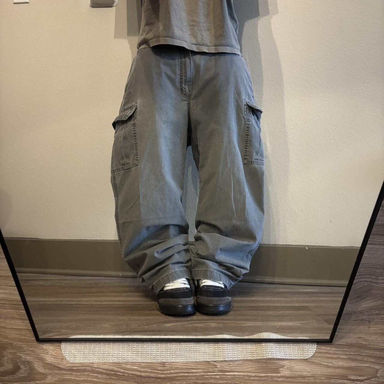 Vintage Crazy Vintage Y2K/2000s Baggy Grey Workwear Skater Style Cargo Pants! 36x28 Size US 36 / EU 52 - 1 Thumbnail