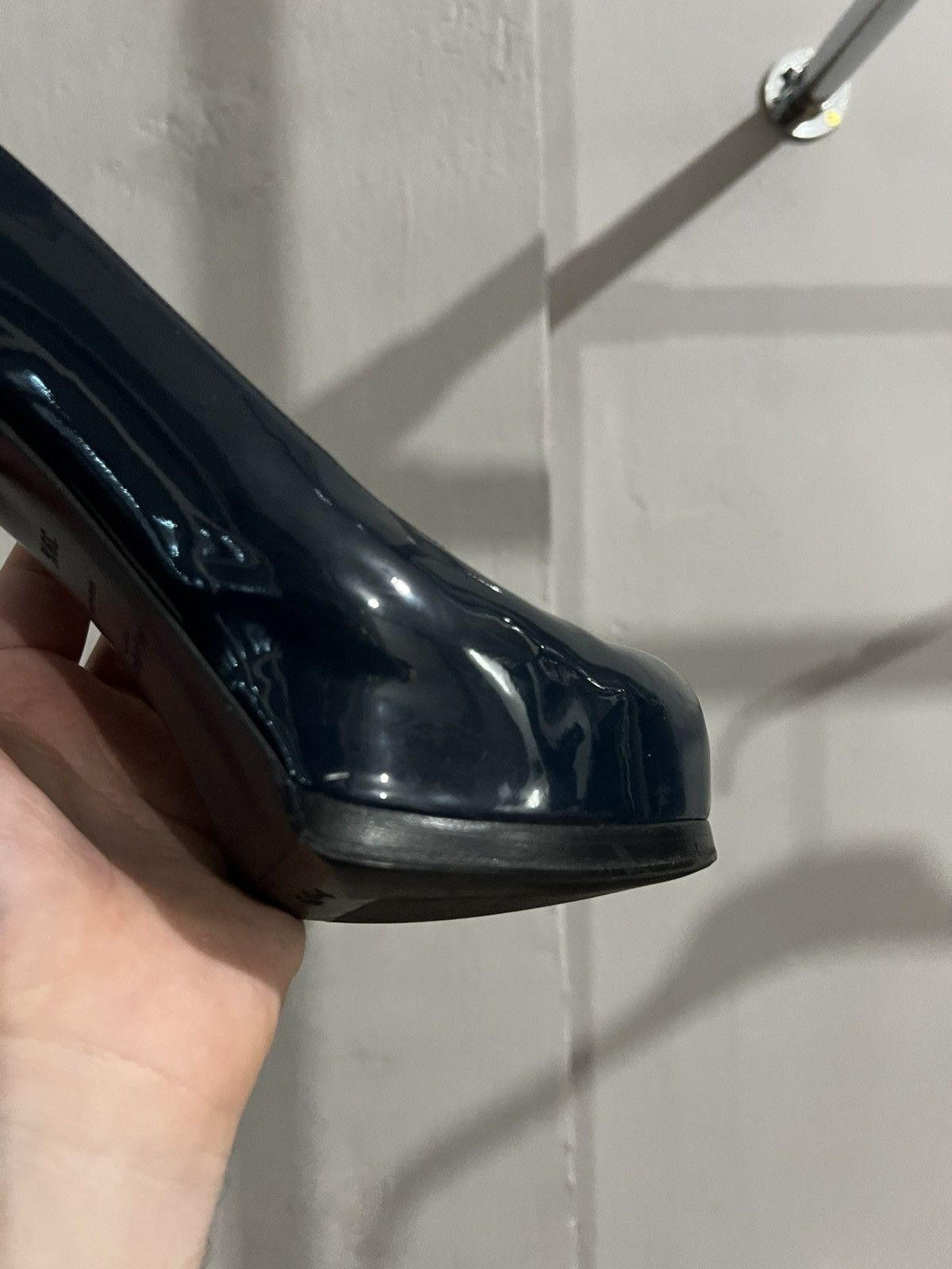 Yves Saint Laurent YSL YVES SAINT LAURENT NAVY PUMPS PATENT LEATHER HEELS 39.5 Size US 9.5 / IT 39.5 - 4 Thumbnail