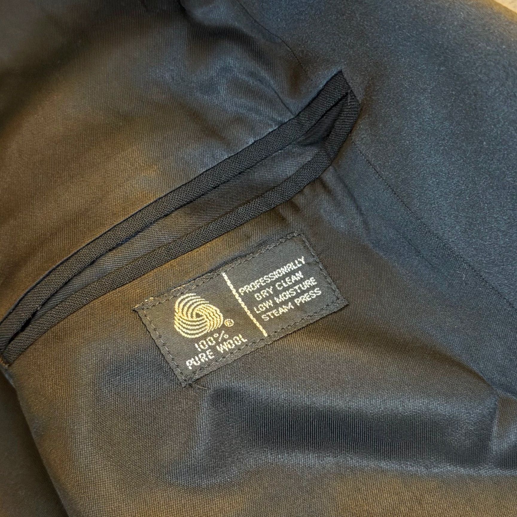 Vintage Neil Allyn Tuxedo Blazer Mens 43R Black Wool Satin Peak Lapel Formal Single-Breasted Notch Lapel 100% Wool Wedding Costume Casual Dinner Jacket Size 46R - 6 Thumbnail