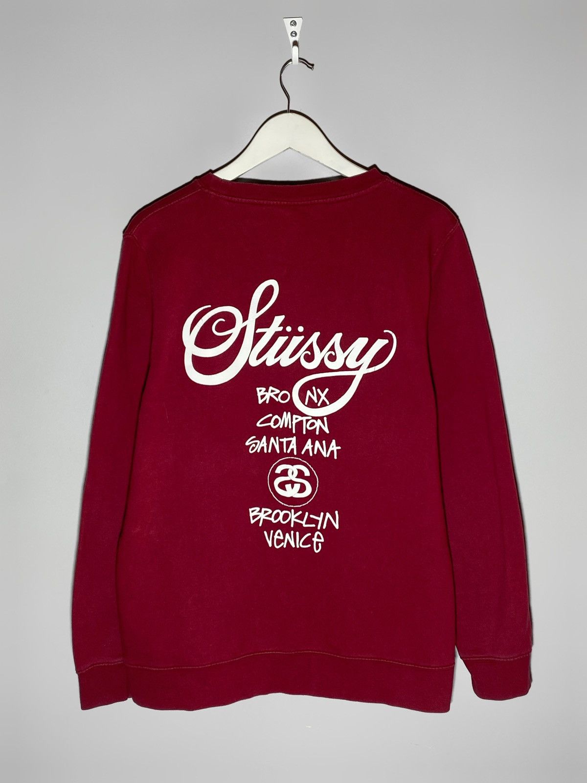 Stussy 🔥 STÜSSY WORLD TOUR CREWNECK BURGUNDY NYC LA PARIS VIBES Size US L / EU 52-54 / 3 - 2 Thumbnail