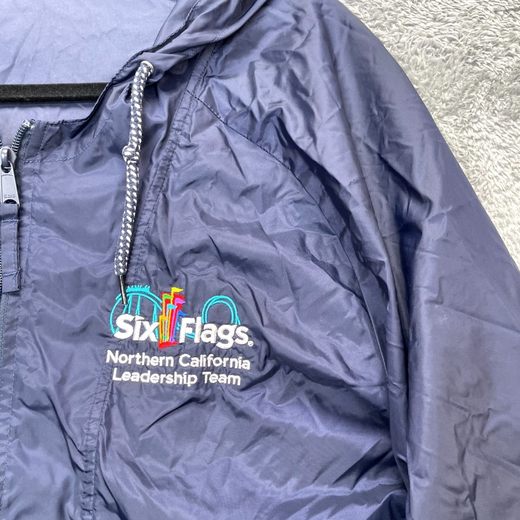 Vintage Six Flags Jacket Men Large Blue Embroidered Logo Zip Hooded Windbreaker Anorak Coat Active Wear Size US L / EU 52-54 / 3 - 4 Thumbnail