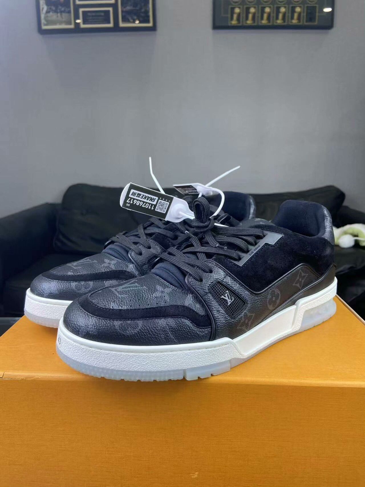 Louis Vuitton Louis Vuitton Training Black Lowtop Sneakers 10 Men Size US 10 / EU 43 - 1 Thumbnail