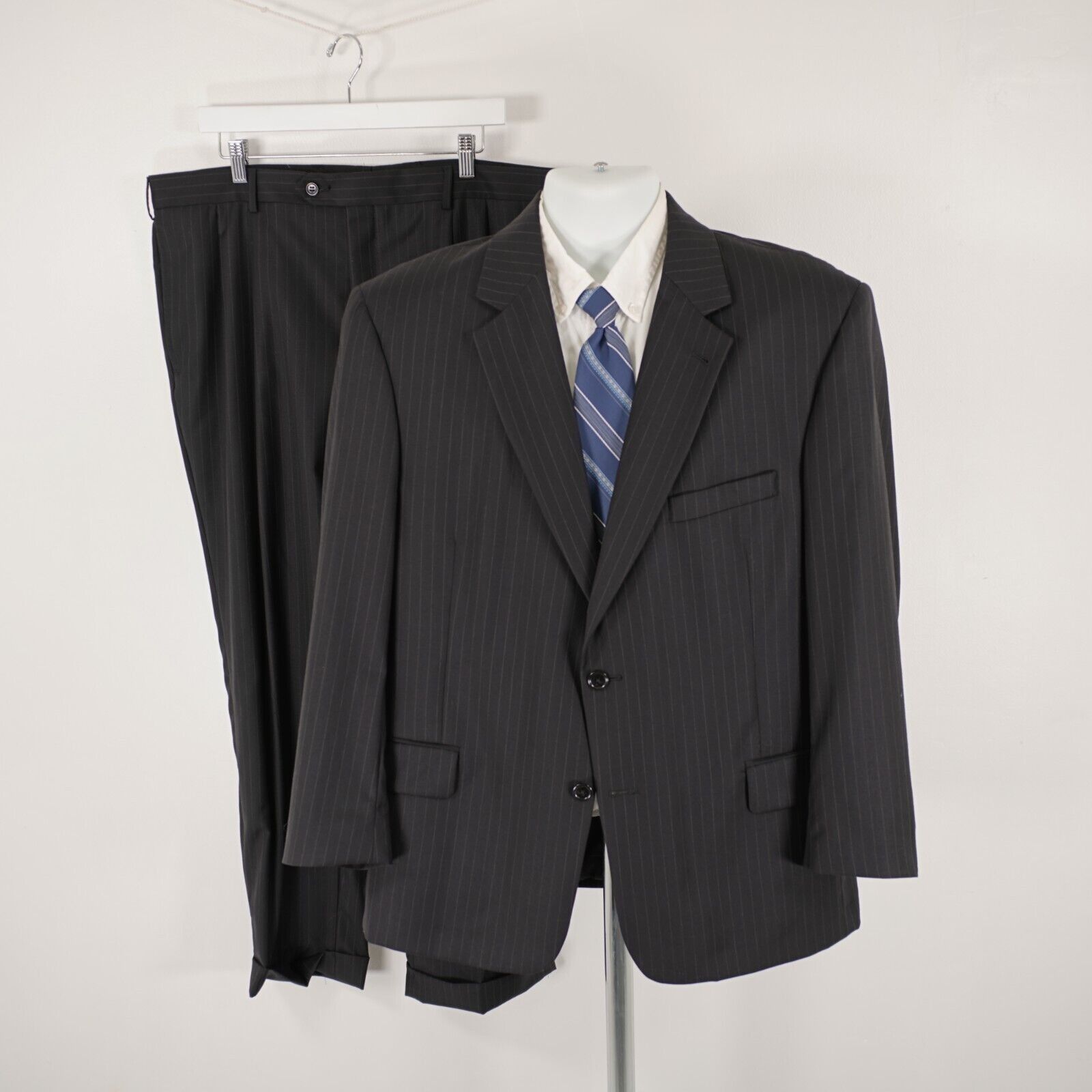 Jos. A. Bank Jos A Bank Signature Wool 2 Piece Suit 42S 39/29 Black W/ Br Size 42S - 1 Thumbnail