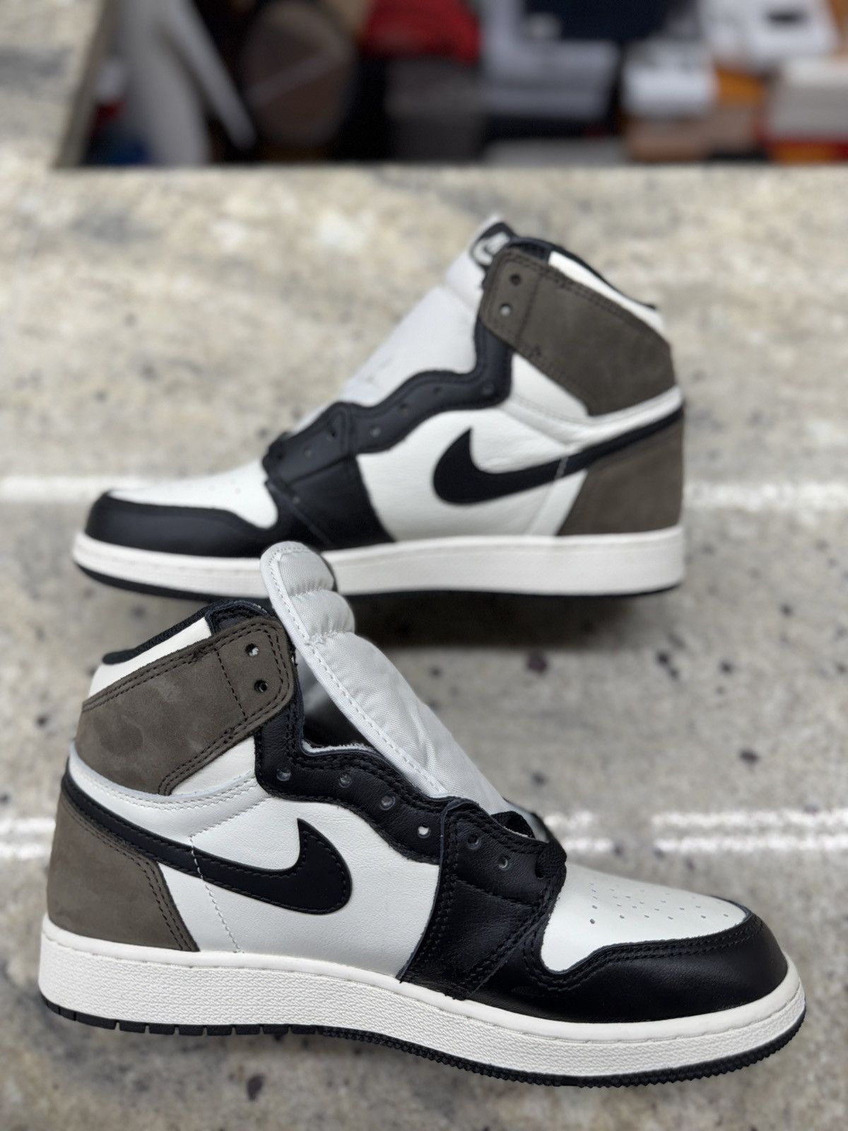 Jordan Brand Air Jordan Mocha 1s Size US 7 / EU 40 - 2 Thumbnail