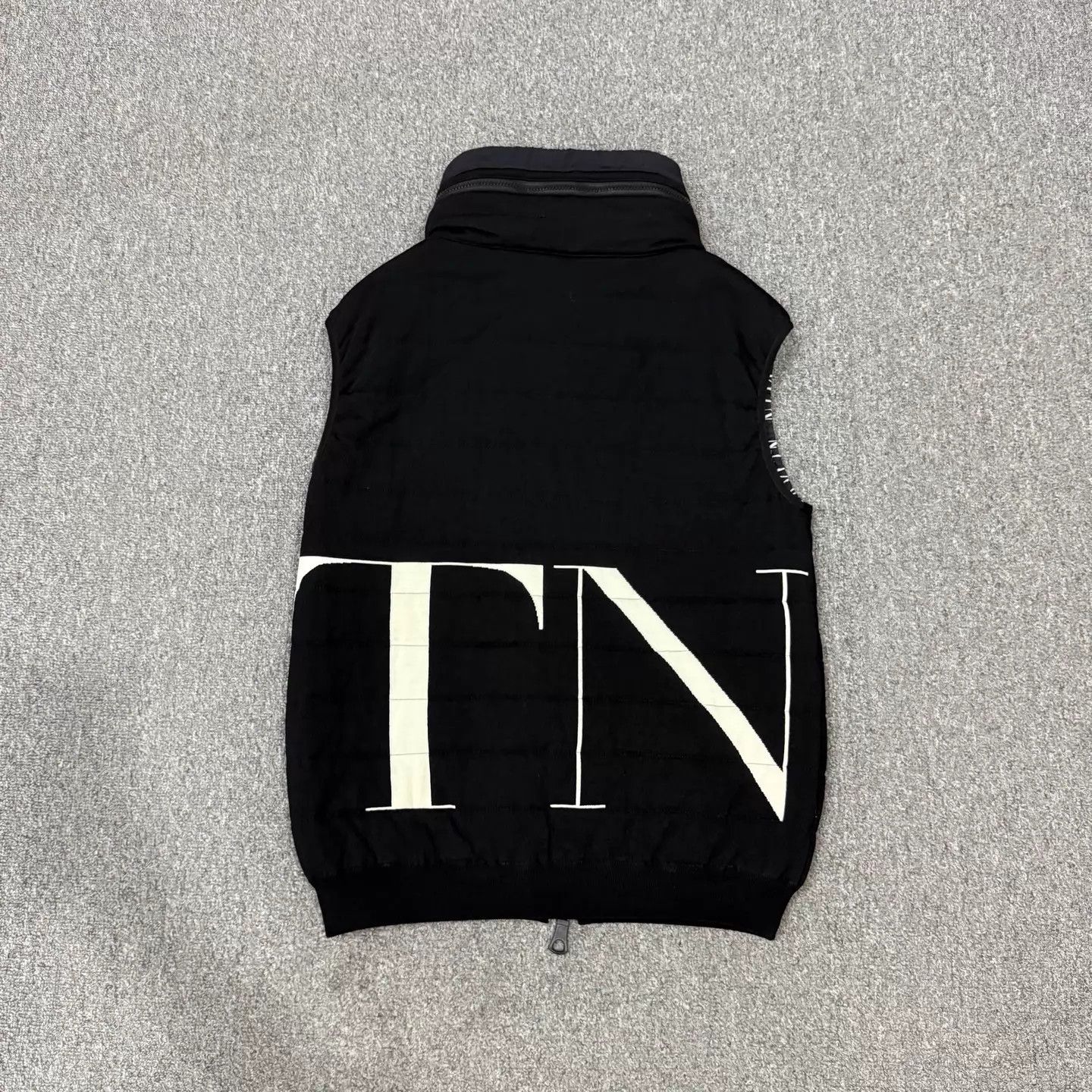 Valentino Valentino Black Down Vest L 99 New Size US L / EU 52-54 / 3 - 2 Thumbnail