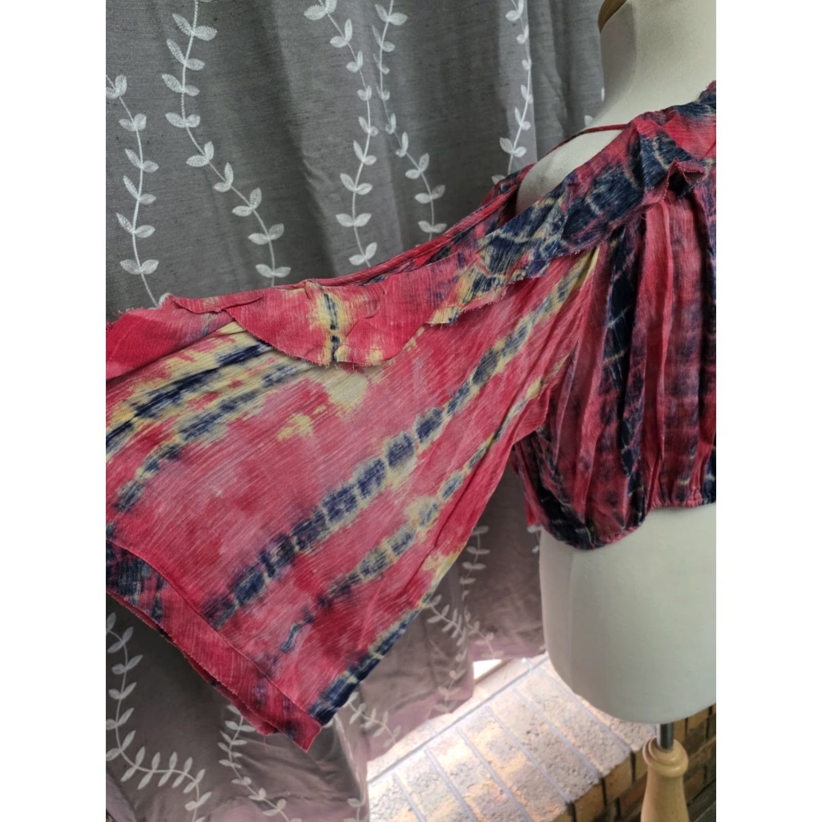 Vintage VINTAGE Shop Neighbor Cropped Blouse Shirt Womens Tie Dye Pink 3/4 Sleeve V-Neck Bell Ruffle Tassel Boho Beach Hippie Summer Spring Fall Size S / US 4 / IT 40 - 5 Thumbnail